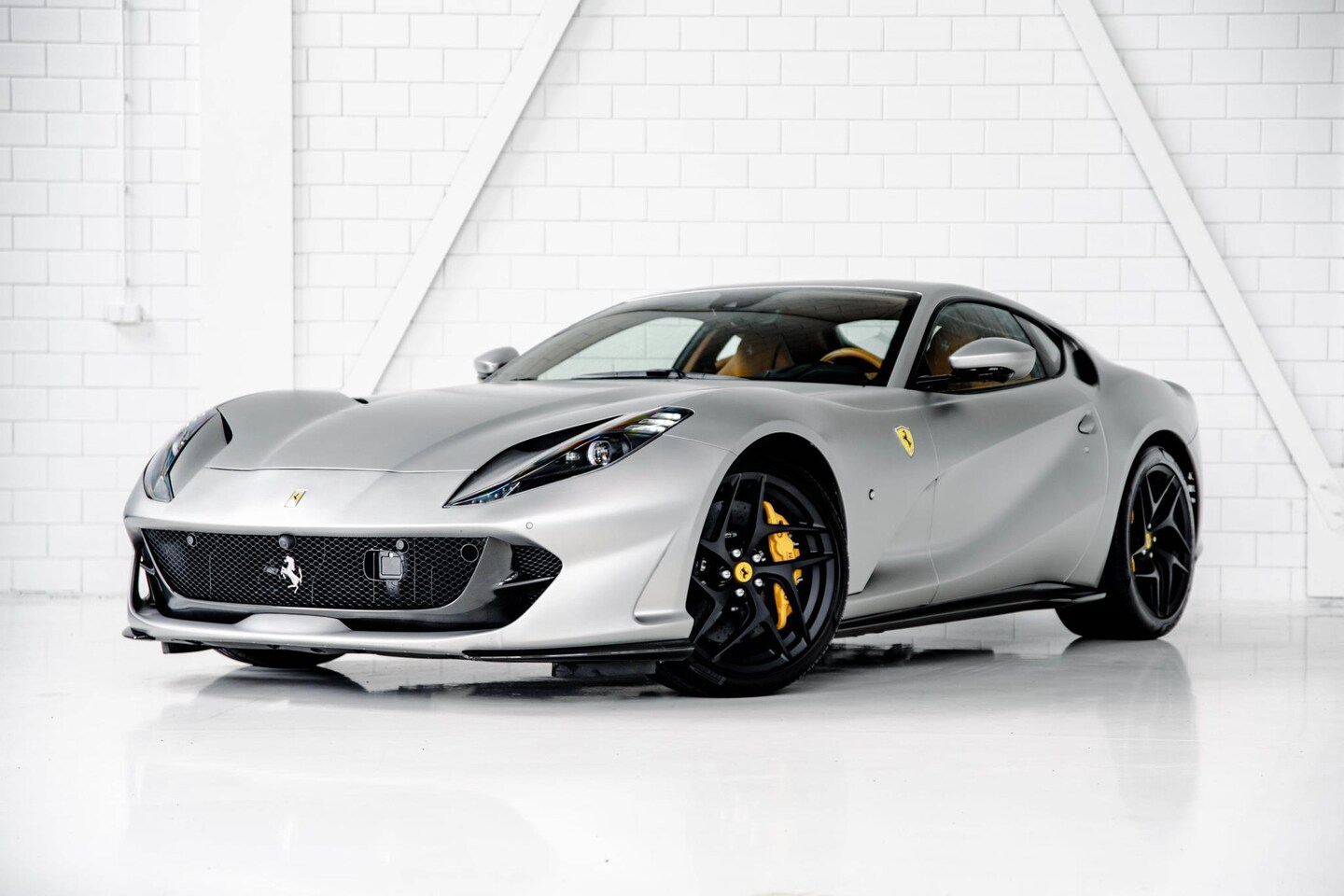 Ferrari 812 Superfast - 6.5 V12 l MATTE ALLUMINIO OPACO - AutoWereld.nl