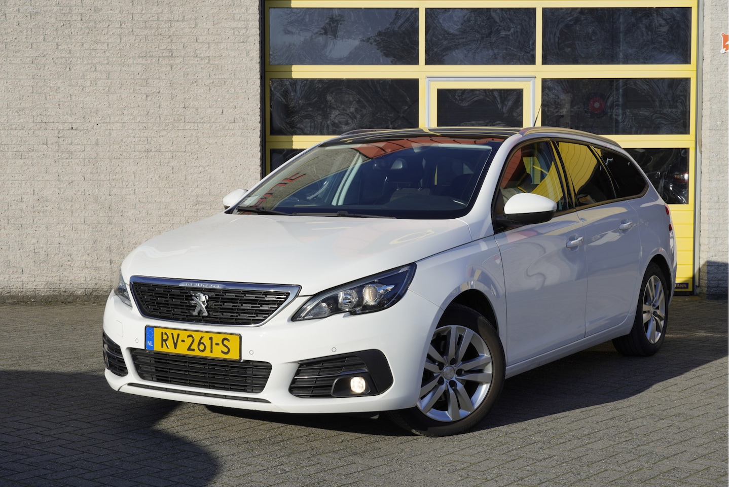 Peugeot 308 SW - 1.6 BlueHDI Executive BJ2018 Lmv 16" | Led | Pdc | Navi | Panoramadak | Trekhaak | Climate - AutoWereld.nl