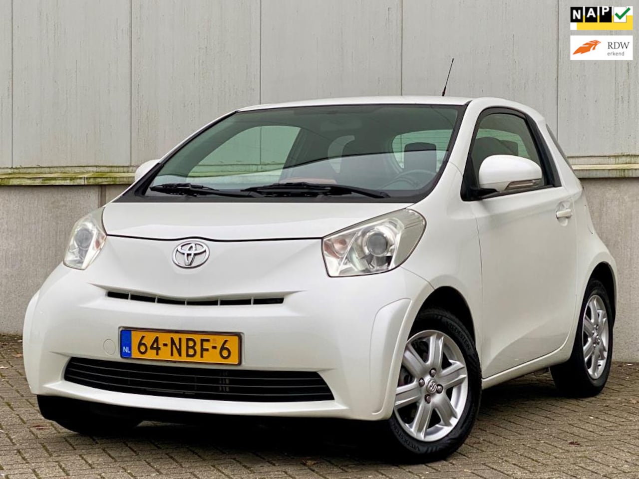 Toyota iQ - 1.0 VVTi Comfort NAP I APK I AIRCO I LED I LMV I 1e EIGENAAR - AutoWereld.nl