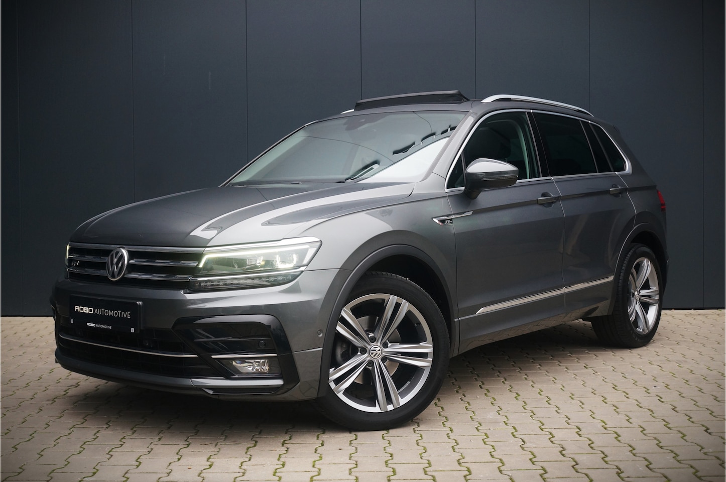 Volkswagen Tiguan - 1.4 TSI ACT Highline Business R | R-Line | Panoramadak | Massage | Stoelverwarming | Camer - AutoWereld.nl