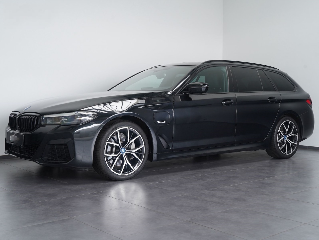 BMW 5-serie Touring - 530e xDrive M-SPORT ** LED, LEDER, PANORAMA, COCKPIT PROF, 19-inch LMV ** 1e EIG - UNFALLF - AutoWereld.nl