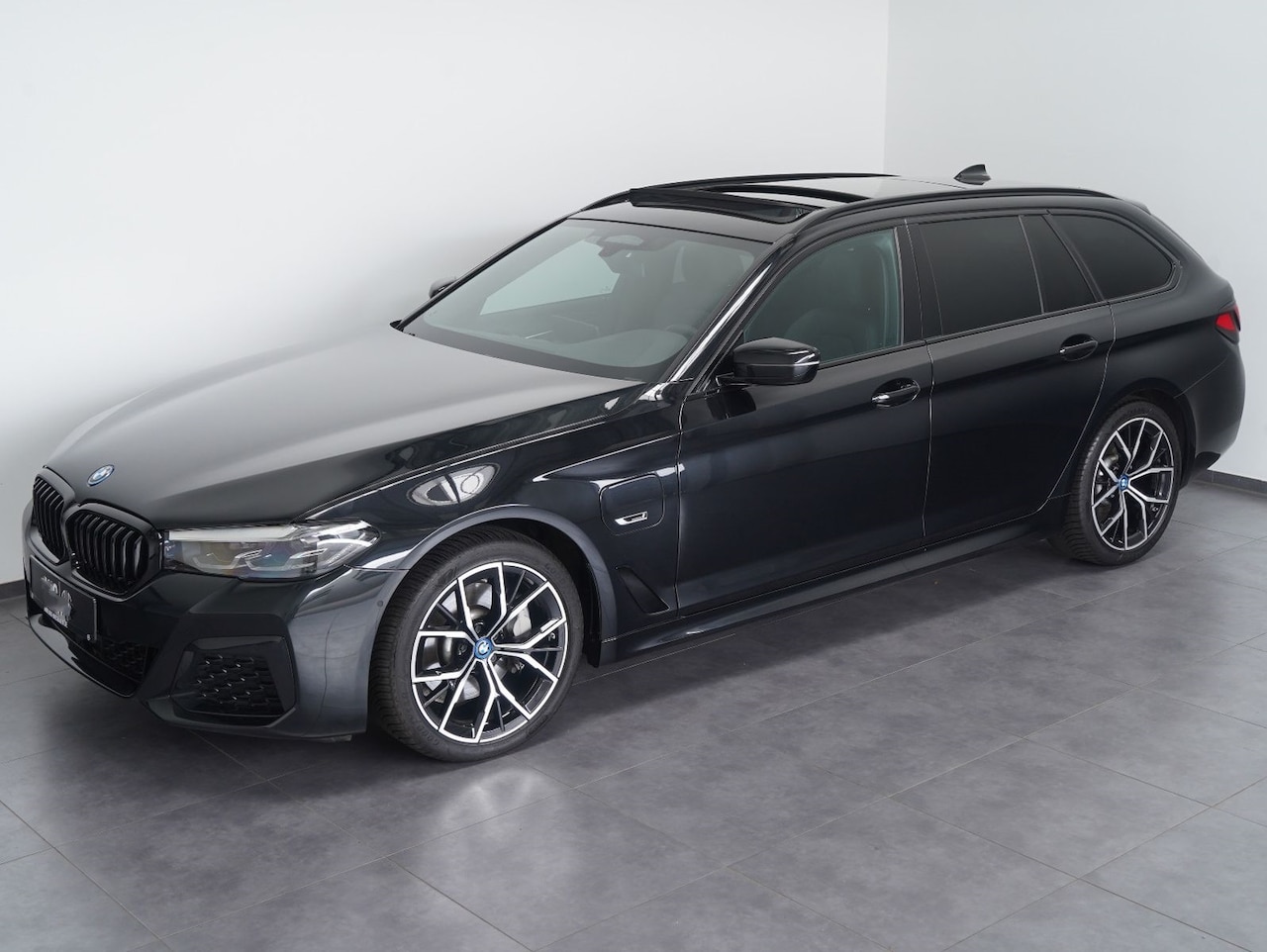 BMW 5-serie Touring - 530e xDrive M-SPORT ** LED, LEDER, PANORAMA, COCKPIT PROF, 19-inch LMV ** 1e EIG - UNFALLF - AutoWereld.nl