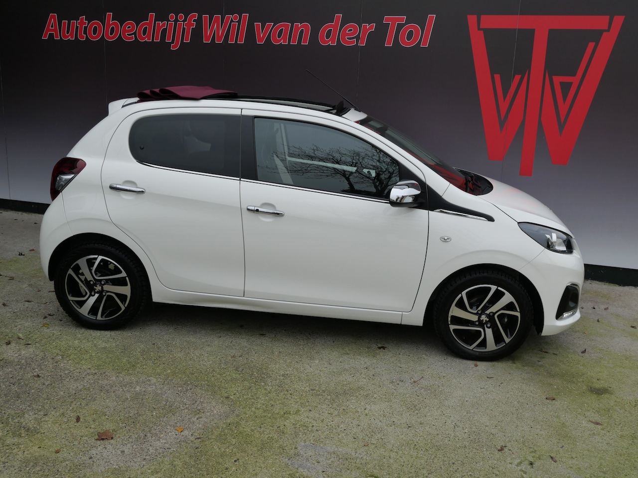 Peugeot 108 - 1.2 PURETECH ALLURE TOP! | CLIMA | SCHUIFDAK | NAVIGATIE | ALL-SEASON | 1e EIG!! - AutoWereld.nl