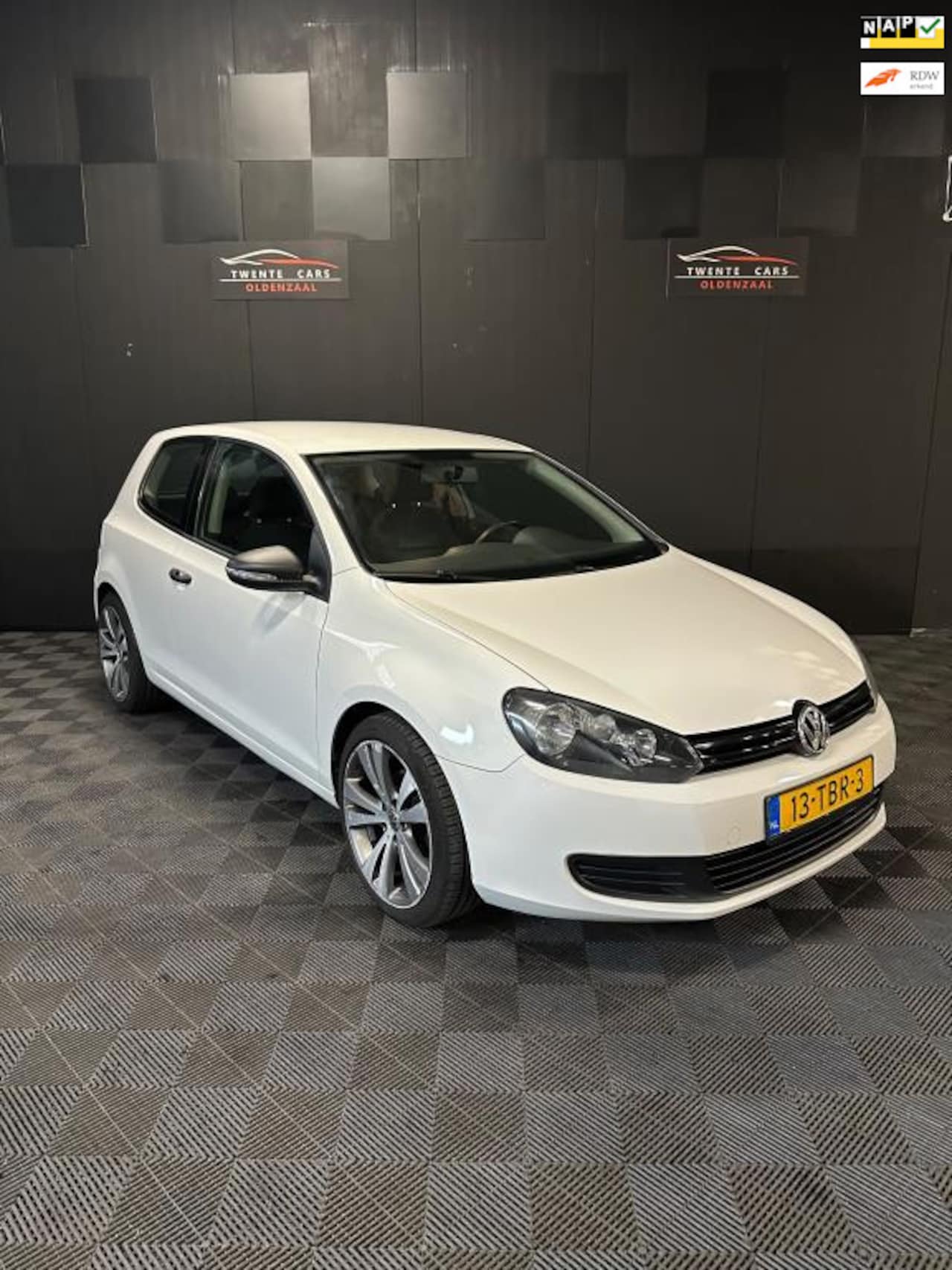 Volkswagen Golf - 1.6 TDI Trendline BlueMotion | Airco | - AutoWereld.nl