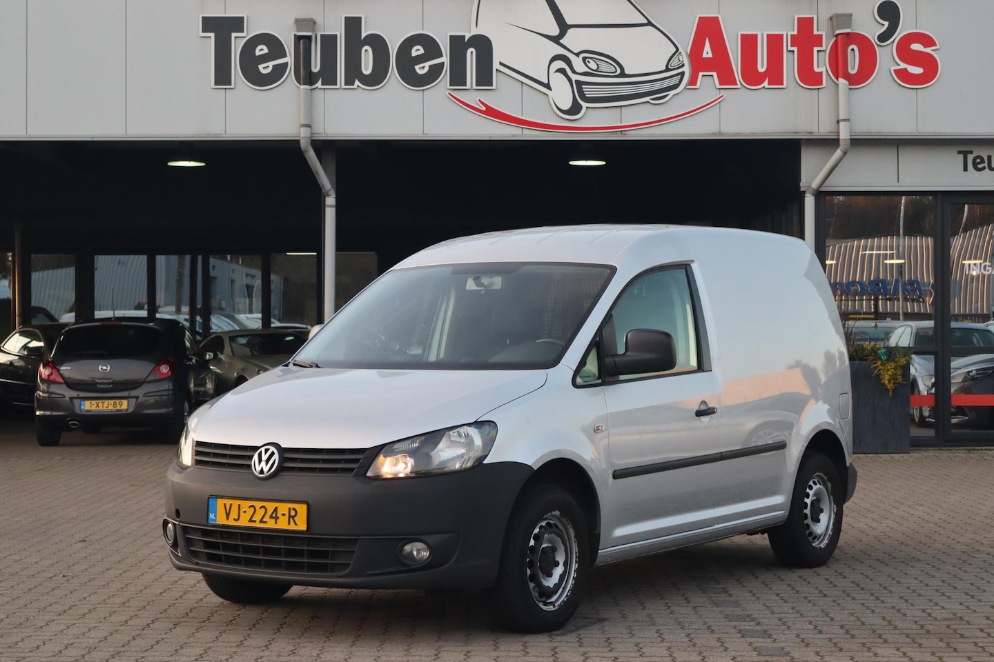 Volkswagen Caddy - 1.6 TDI Economy Baseline Airco, Cruise control, Camera, Trekhaak, Rechter zijdeur - AutoWereld.nl