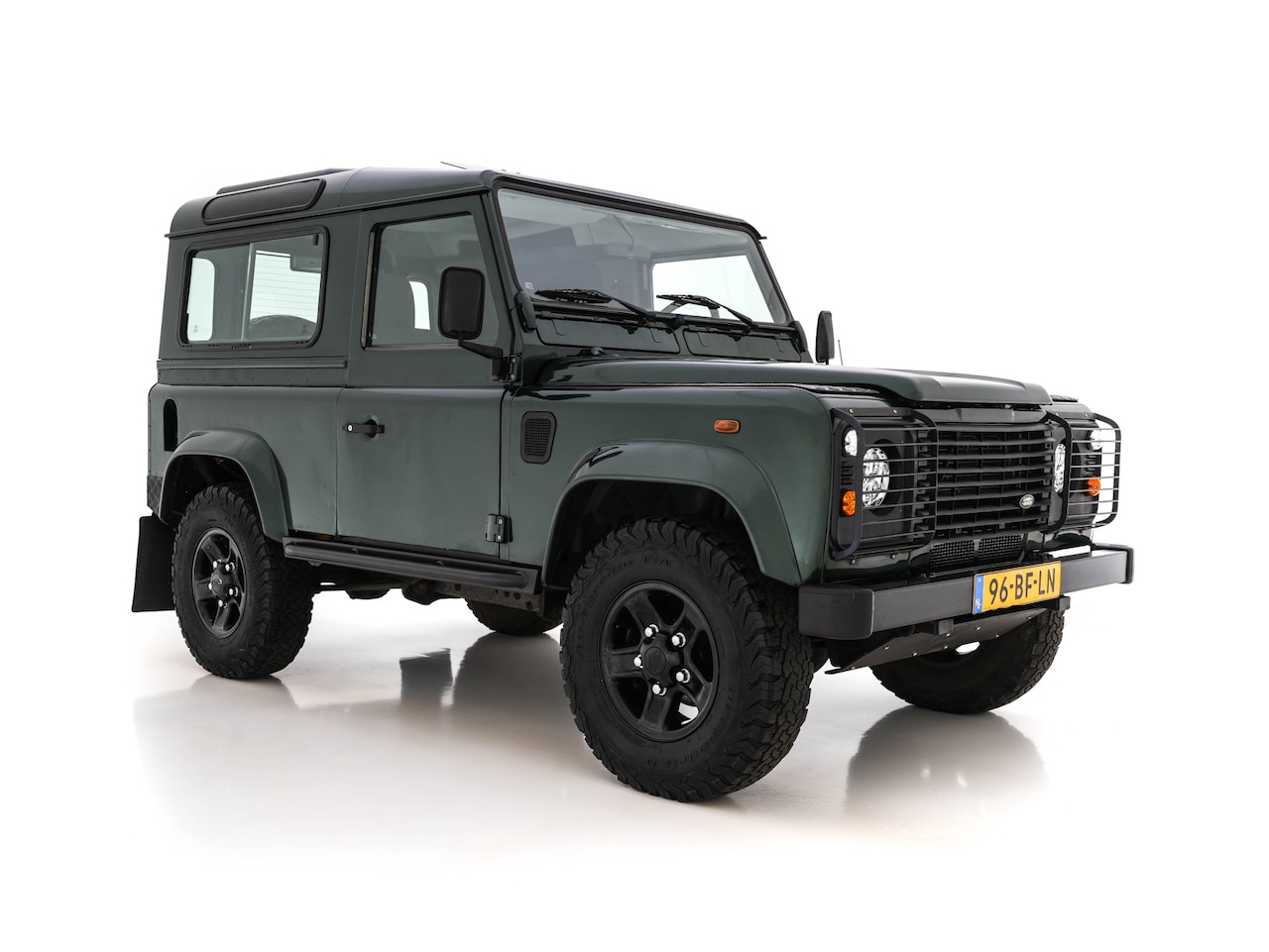 Land Rover Defender Hard Top - 2.5 Td5 90" County Hard Top *SUNROOF | FULL-LED | 16''ALU* - AutoWereld.nl