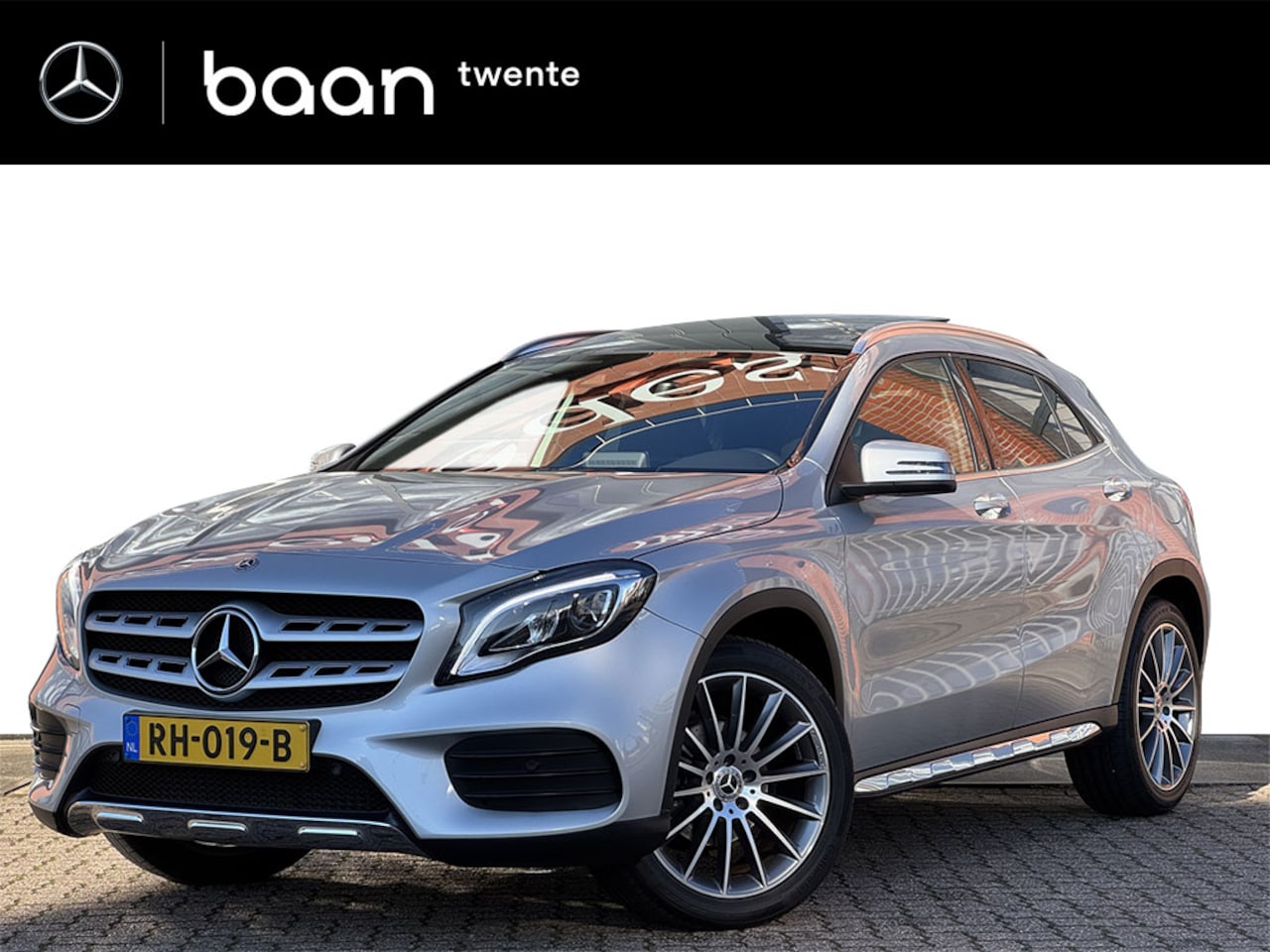 Mercedes-Benz GLA-Klasse - 180 AMG Line | Panoramadak | Achteruitrijcamera | LED - AutoWereld.nl