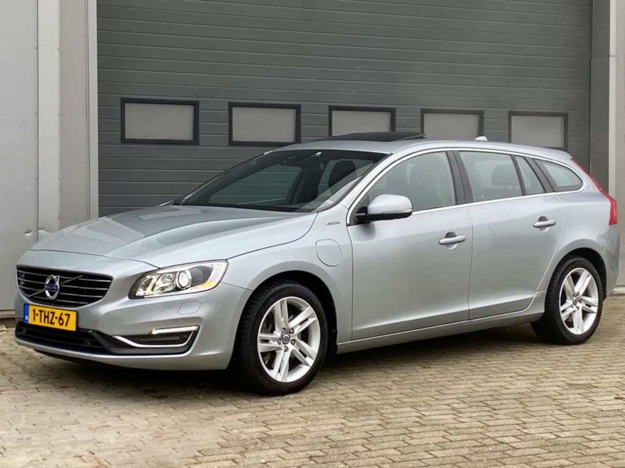 Volvo V60 - 2.4 D6 AWD Plug-In Summum Navi Camera Trekhaak 1e eigenaar! - AutoWereld.nl