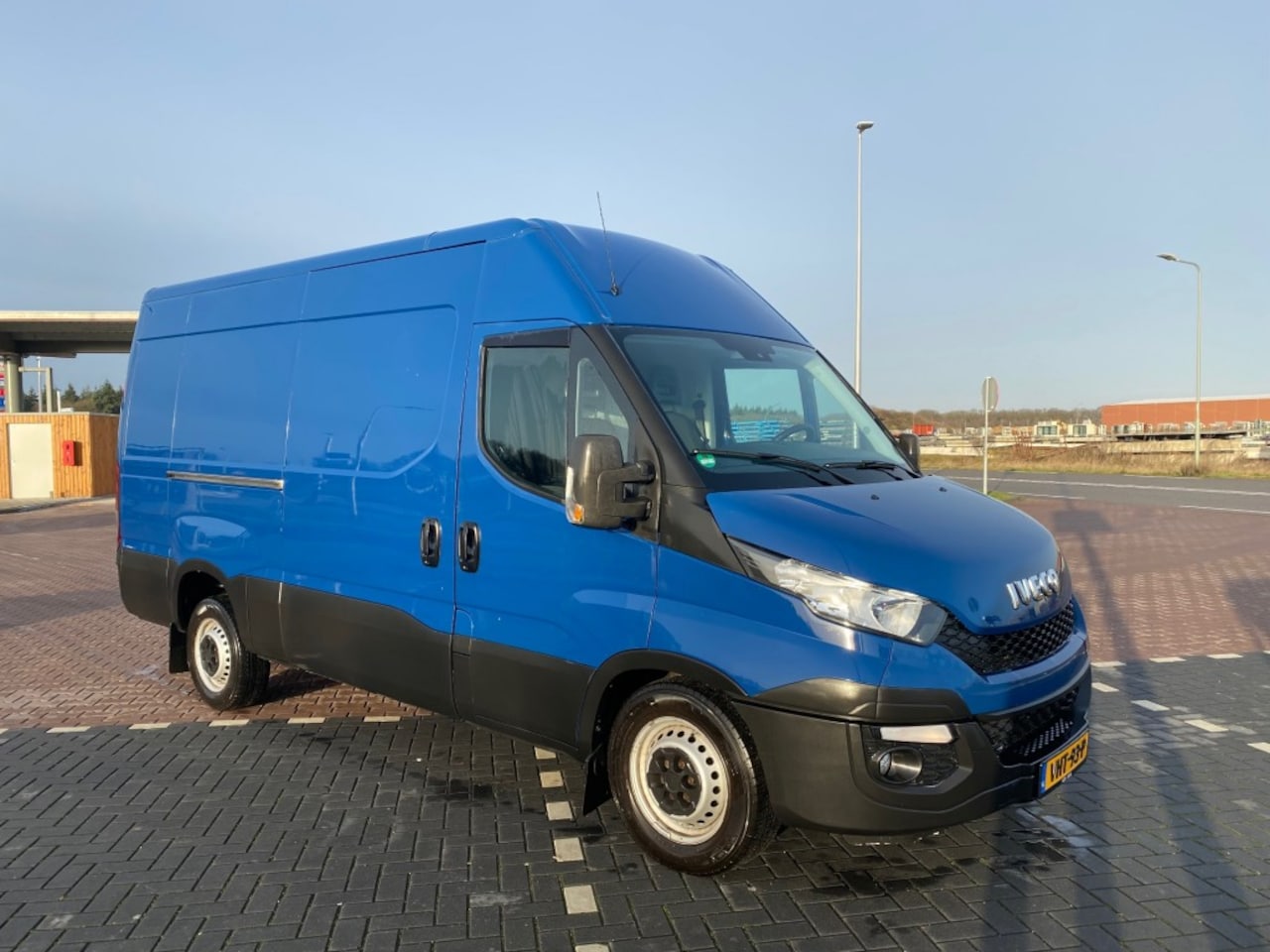 Iveco Daily - 3.0 35S17 L2H2 170 PK 2015 176233 KM - AutoWereld.nl