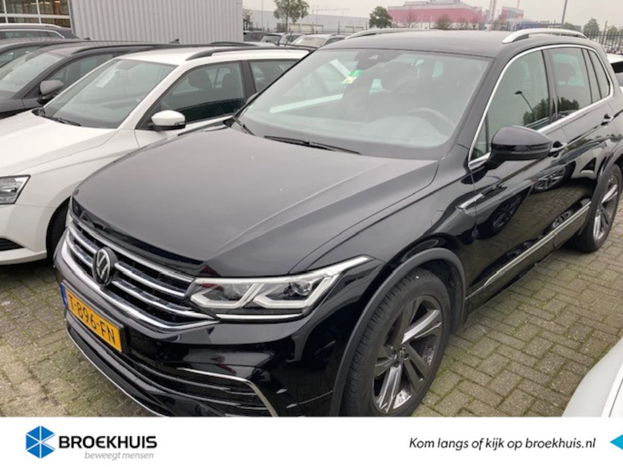 Volkswagen Tiguan - 1.5 TSI R-Line Business 150pk DSG/AUT | Adaptief cruise control | Navigatie | Trekhaak | C - AutoWereld.nl