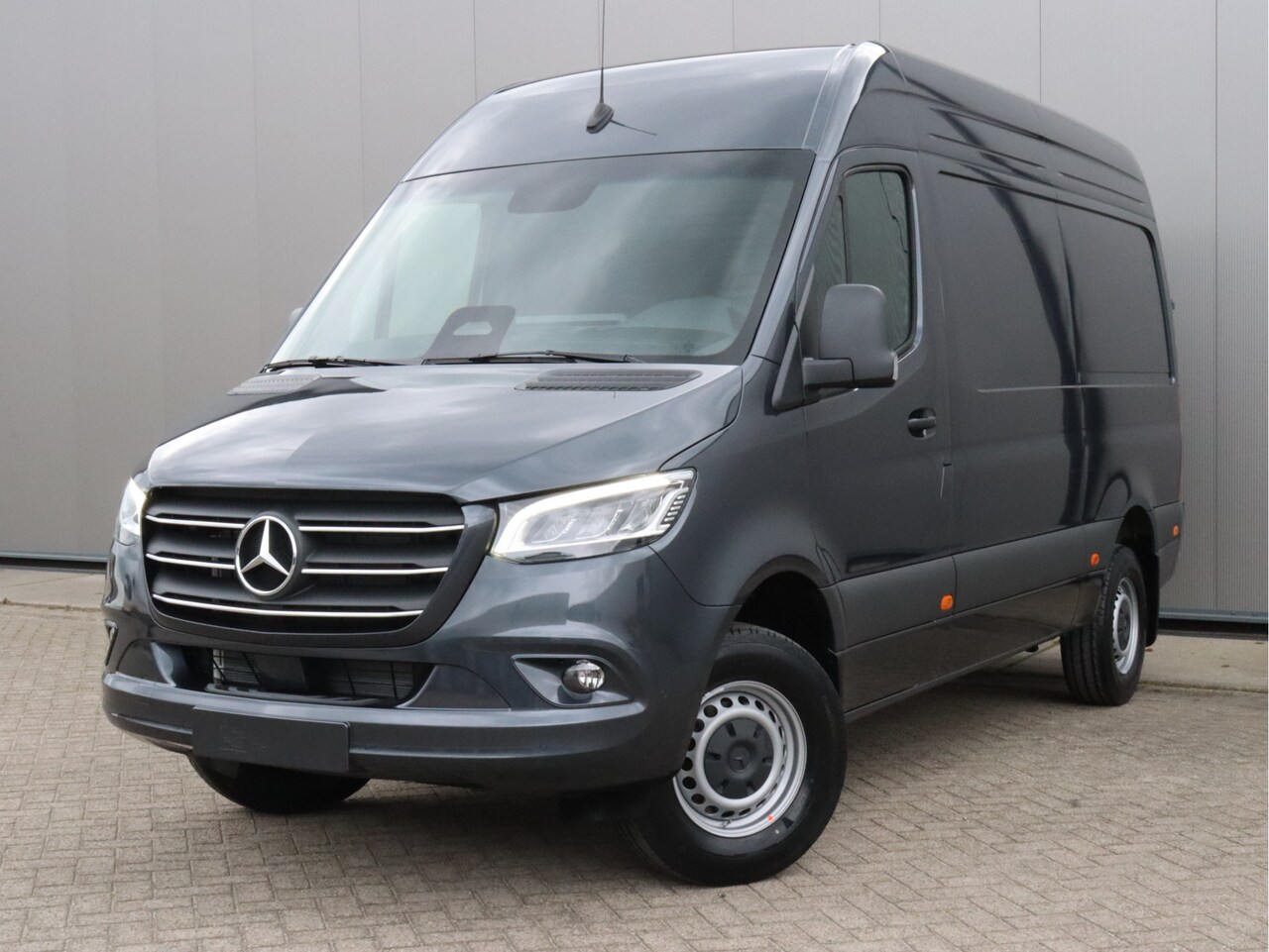 Mercedes-Benz Sprinter - 319 CDI 190pk L2H2 RWD Automaat, Geveerde stoel, Distronic, 3,5t trekhaakvoorbereiding - AutoWereld.nl