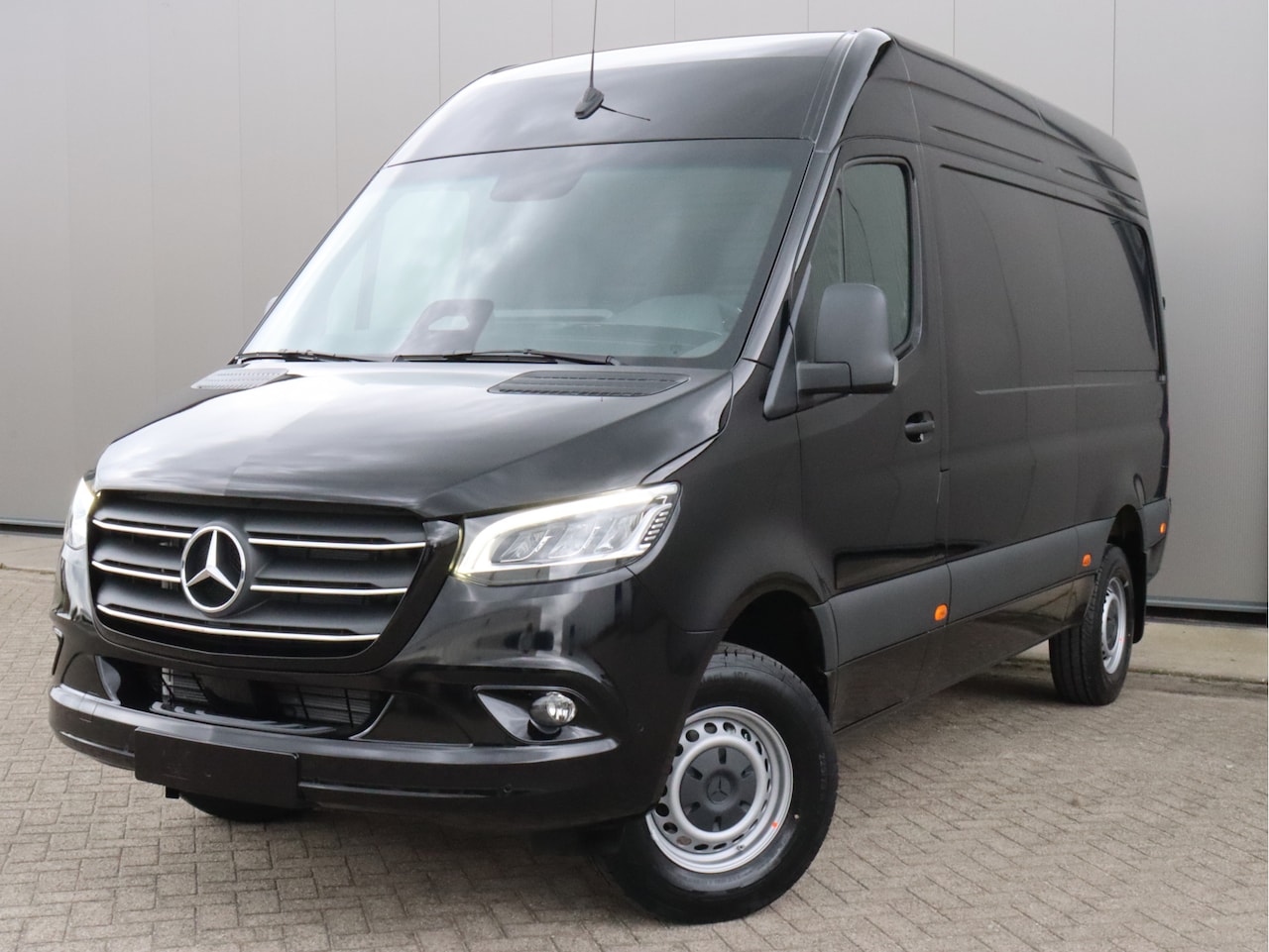 Mercedes-Benz Sprinter - 319 CDI 190pk L2H2 RWD - AutoWereld.nl