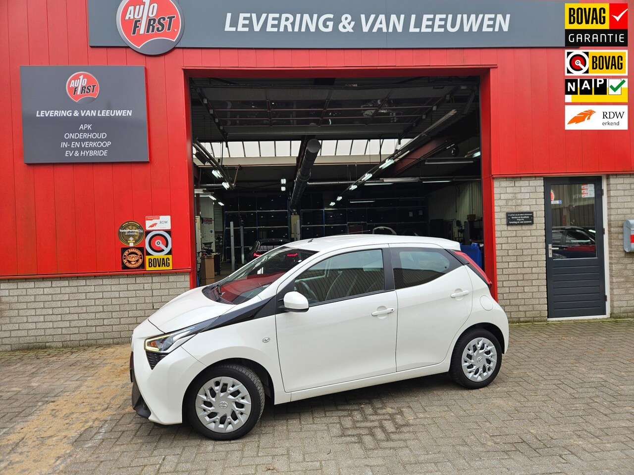 Toyota Aygo - 1.0 VVT-i x-play limited Airco/ Camera/ Navigatie/ Rijklaarprijs - AutoWereld.nl