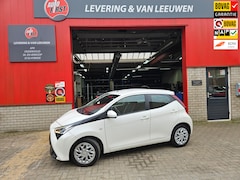 Toyota Aygo - 1.0 VVT-i x-play limited Airco/ Camera/ Navigatie/ Rijklaarprijs