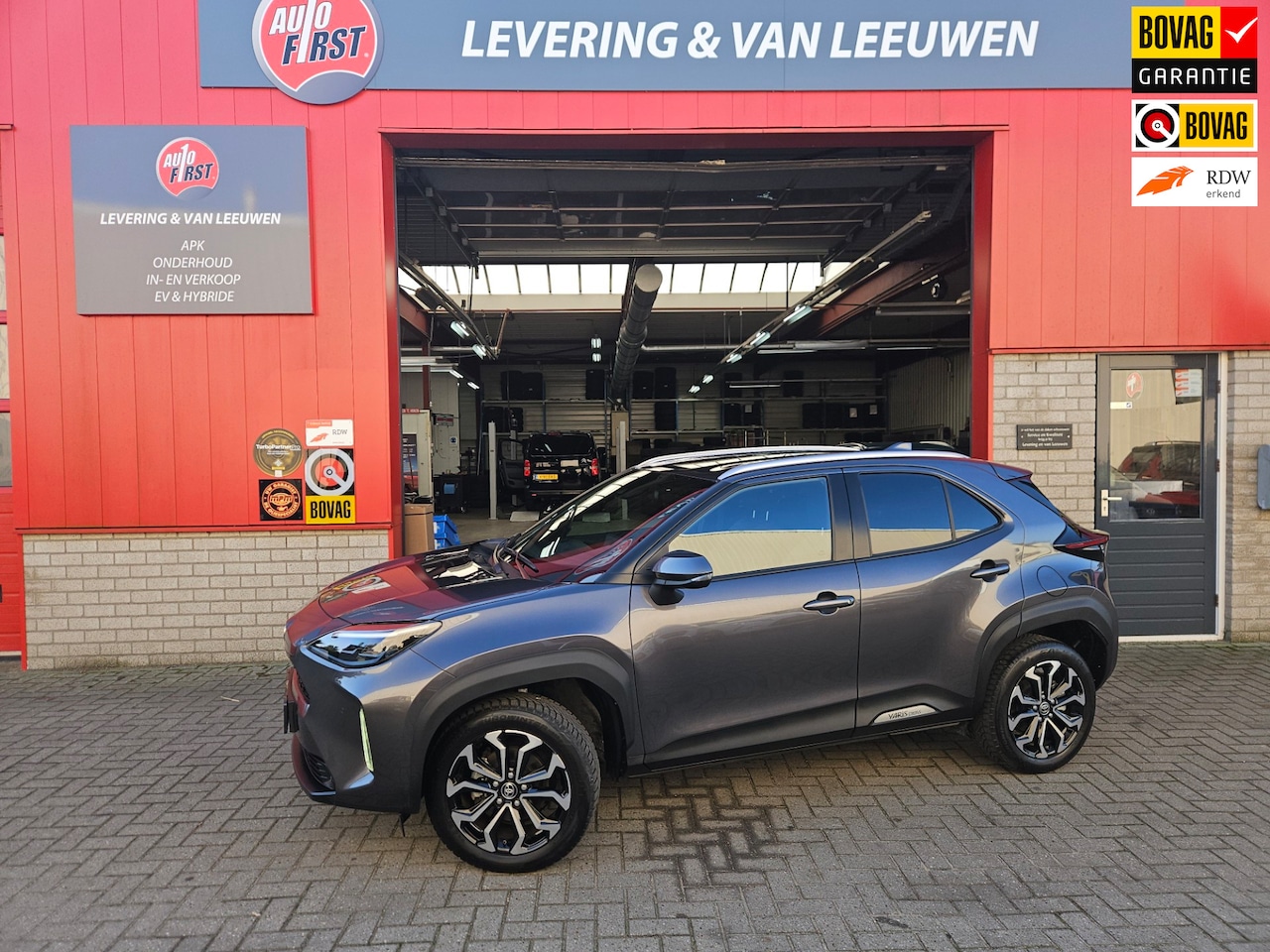 Toyota Yaris Cross - 1.5 Hybrid Dynamic AWD Navigatie/ Parkeersensoren/ Stoelverwarming/ Rijklaarprijs! - AutoWereld.nl