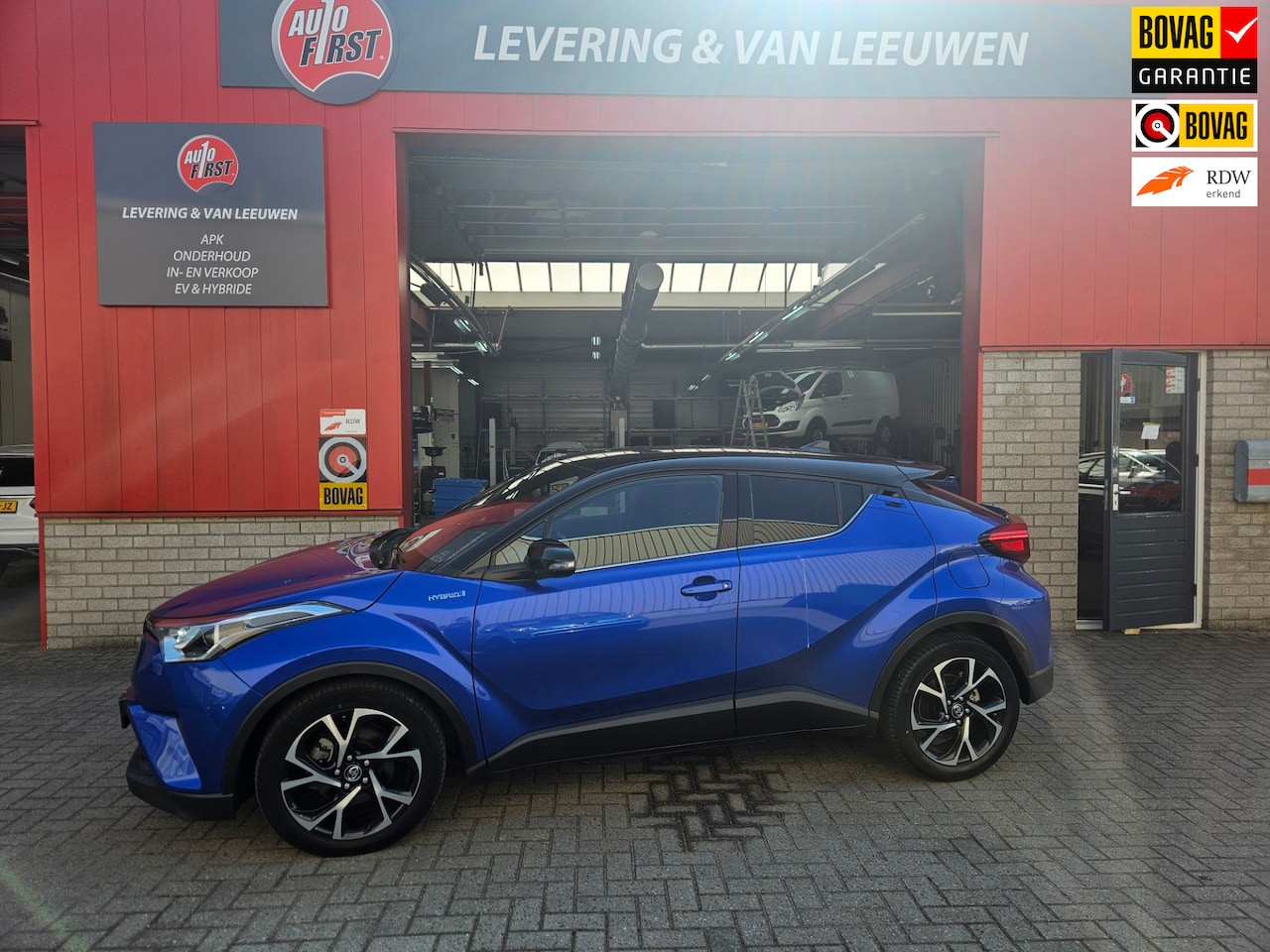 Toyota C-HR - 1.8 Hybrid Bi-Tone Lichtmetalen velgen/ Cruisecontrol/ Rijklaarprijs! - AutoWereld.nl