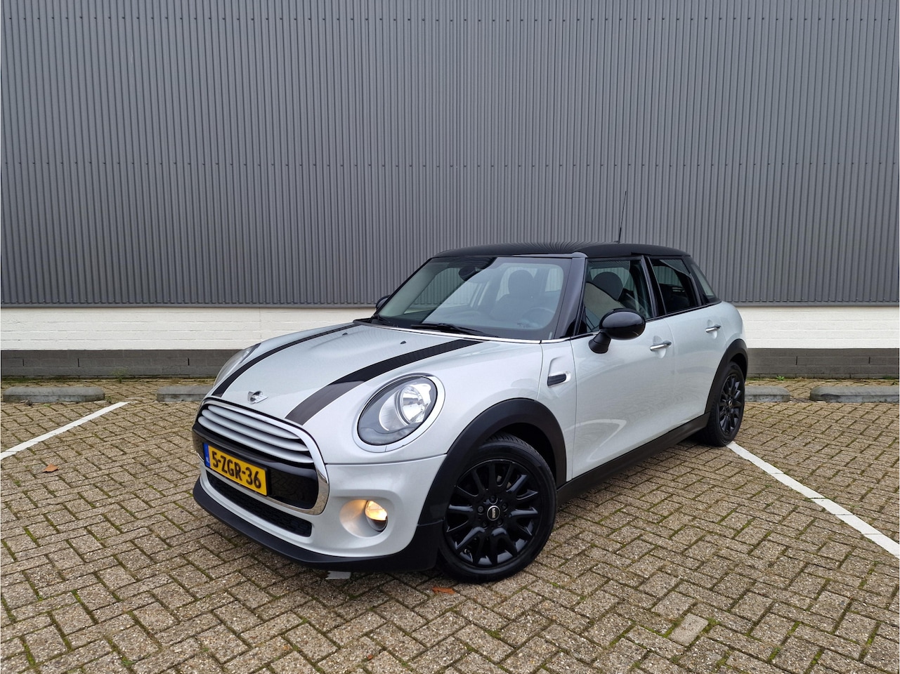 MINI Cooper - Mini 1.5 Chili Airco Ecc Navi - AutoWereld.nl