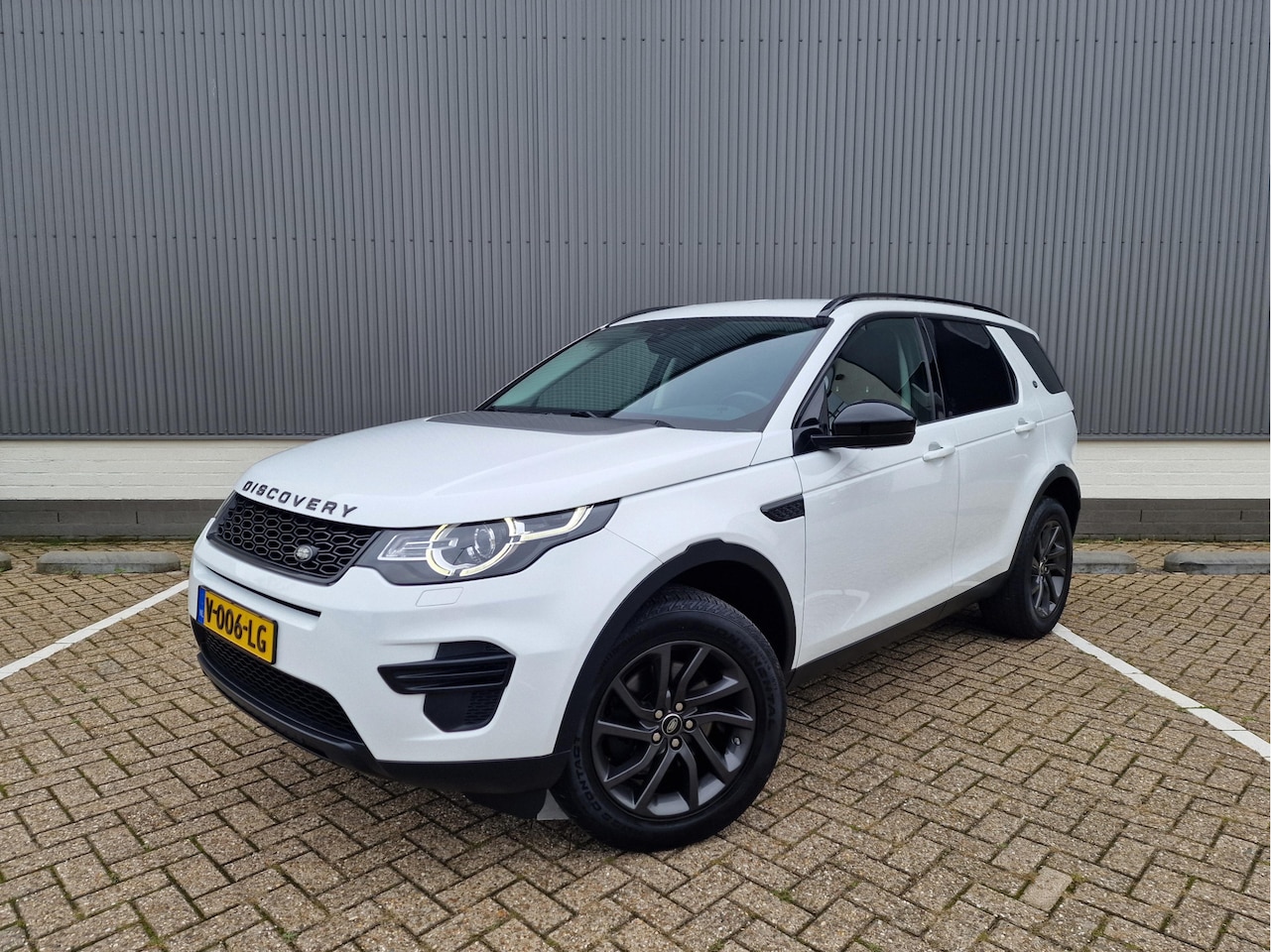 Land Rover Discovery Sport - 2.0 TD4 Urban Series Pure BTW Auto Grijs Kenteken Navi Clima Camera - AutoWereld.nl