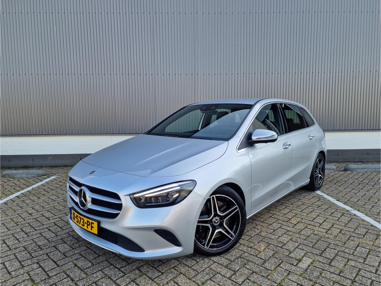 Mercedes-Benz B-klasse - 250 4MATIC AMG Line Ambilight Leder 360 Camera Widescreen - AutoWereld.nl