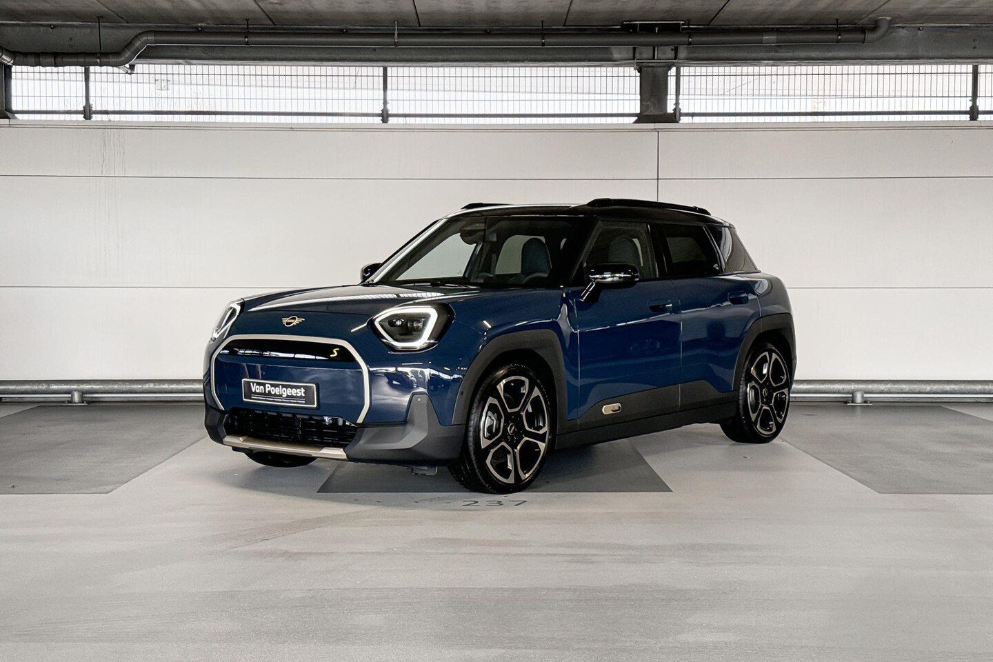 MINI Aceman - E Favoured 42.5 kWh | Pakket M | Dak en spiegelkappen in Jetblack - AutoWereld.nl