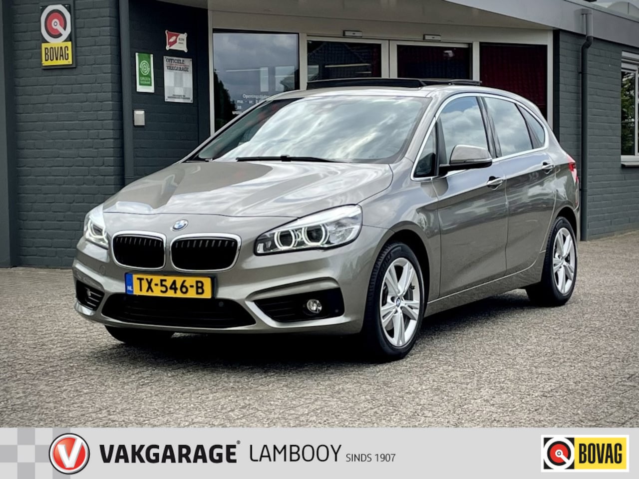 BMW 2-serie Active Tourer - 220i 192PK High Executive Panorama Trekhaak Camera Elek. achterk - AutoWereld.nl