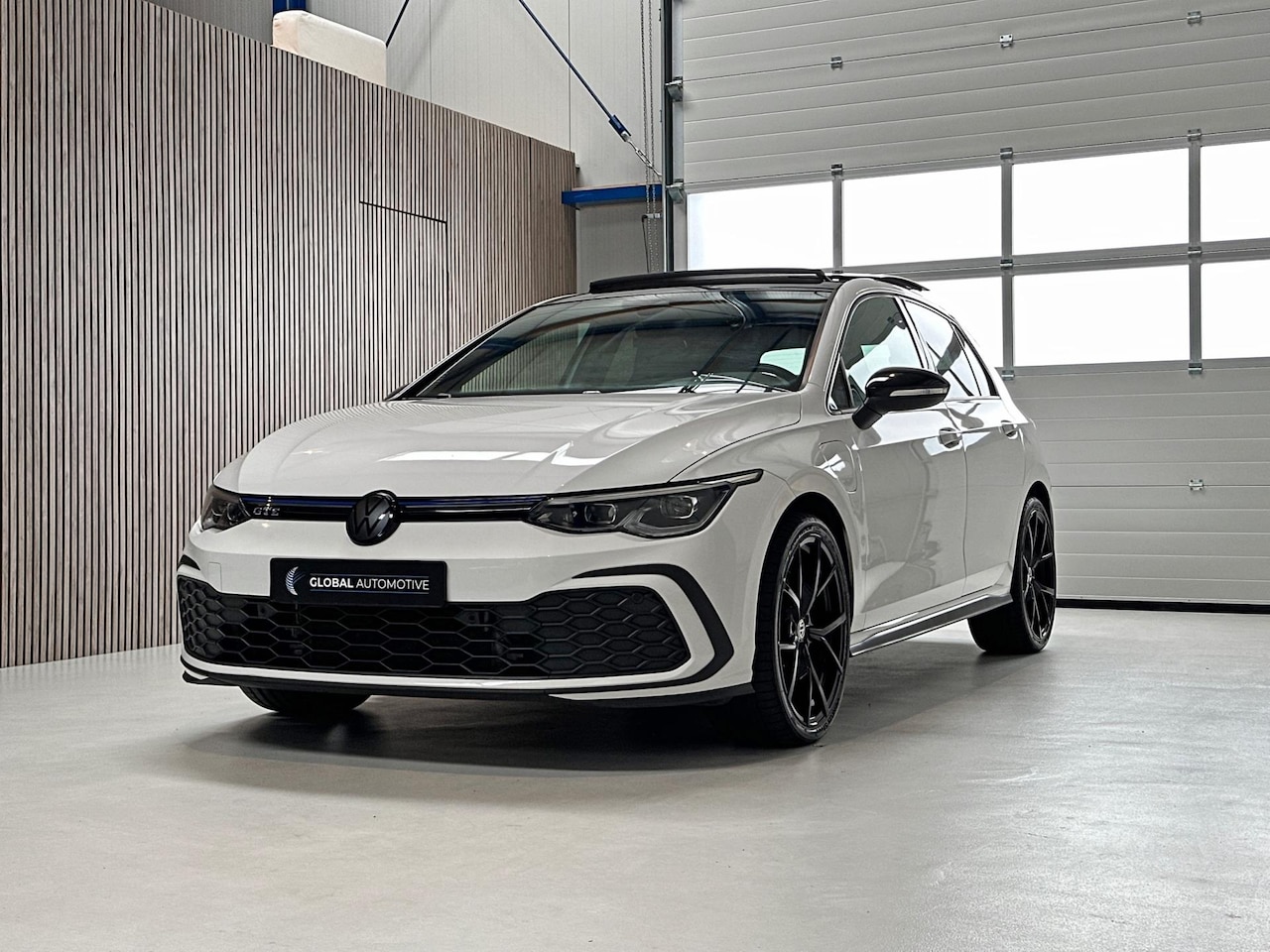 Volkswagen Golf - 1.4 eHybrid GTE - VIRTUAL COCKPIT - PANORAMADAK - SFEER VERLICHTING - CARPLAY - STUUR/ STO - AutoWereld.nl