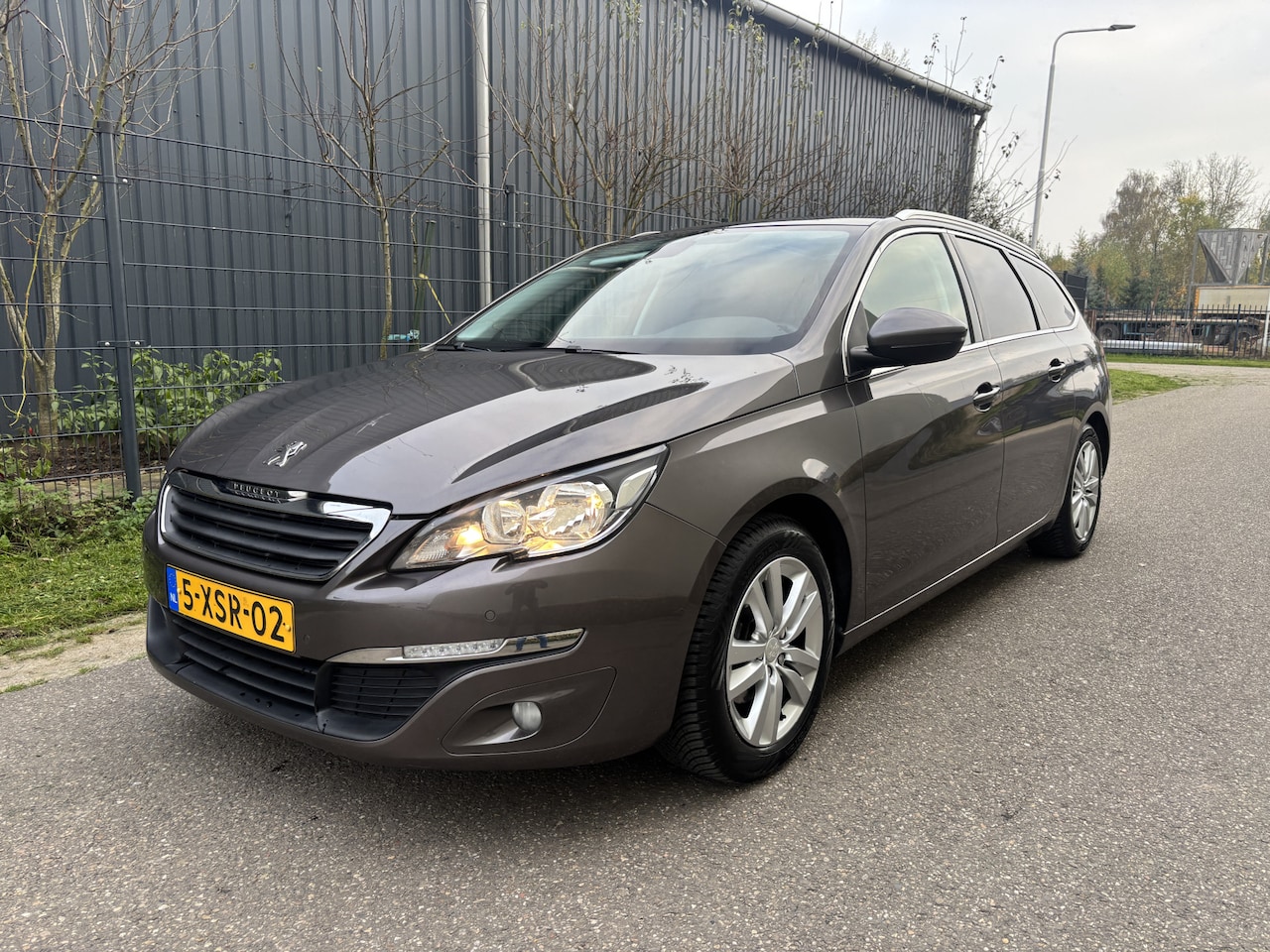 Peugeot 308 SW - 1.2 e-THP Blue Lease Executive / NAVI / PANORAMADAK / 121dkm! NAP! - AutoWereld.nl