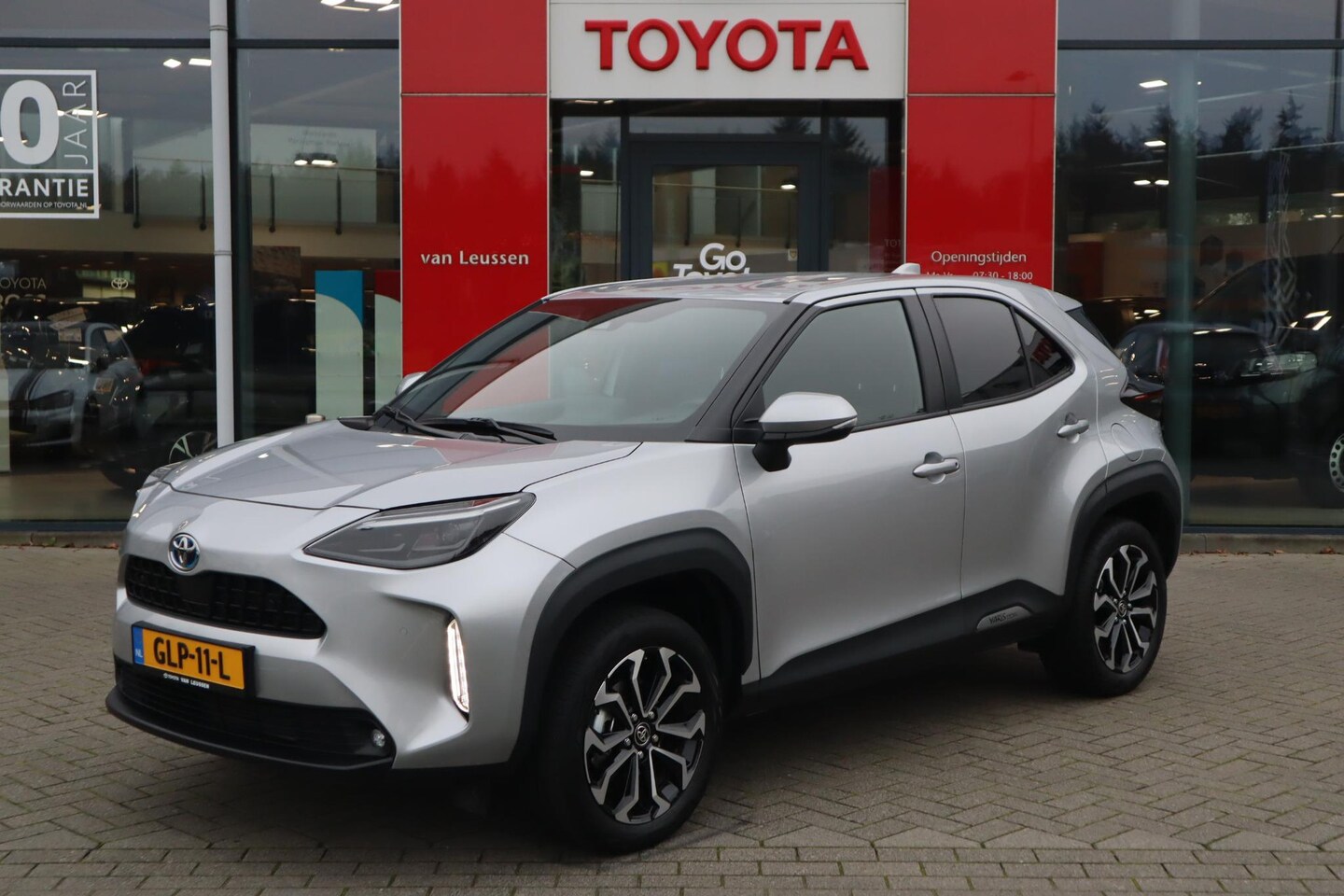 Toyota Yaris Cross - 1.5 HYBRID DYNAMIC+ STOEL/STUURVERW PARK-SENSOREN APPLE/ANDROID CLIMA AD-CRUISE 17" LM-VEL - AutoWereld.nl