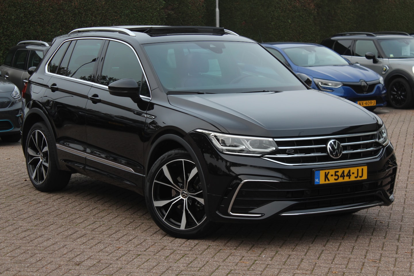 Volkswagen Tiguan - 1.5 TSI R-Line Business+ / Panoramadak / Camera / 20'' / Matrix LED / Keyless / DAB / Harm - AutoWereld.nl