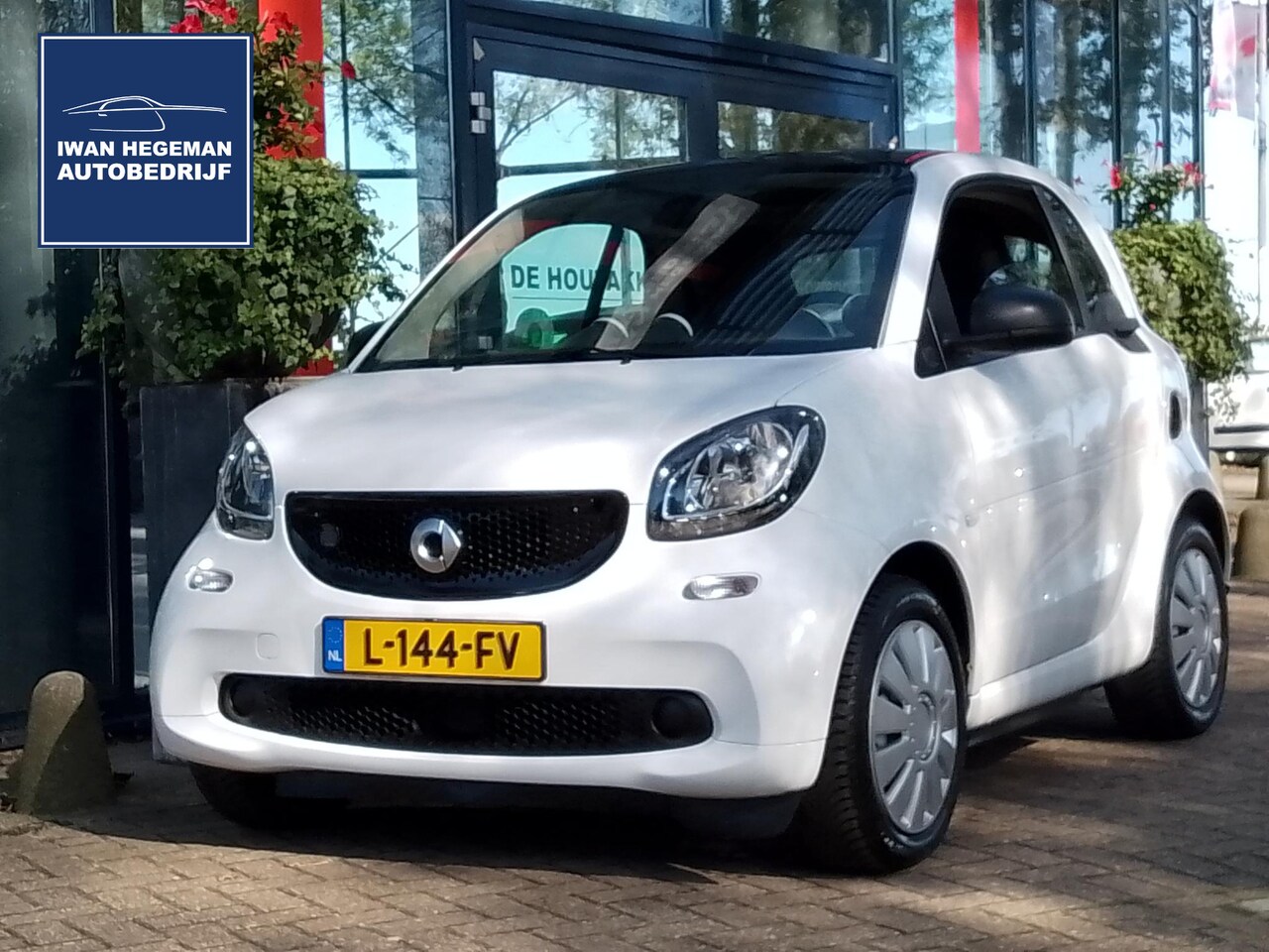 Smart Fortwo - EQ Essential 18 kWh | Navigatie | Panodak | Climate Control - AutoWereld.nl