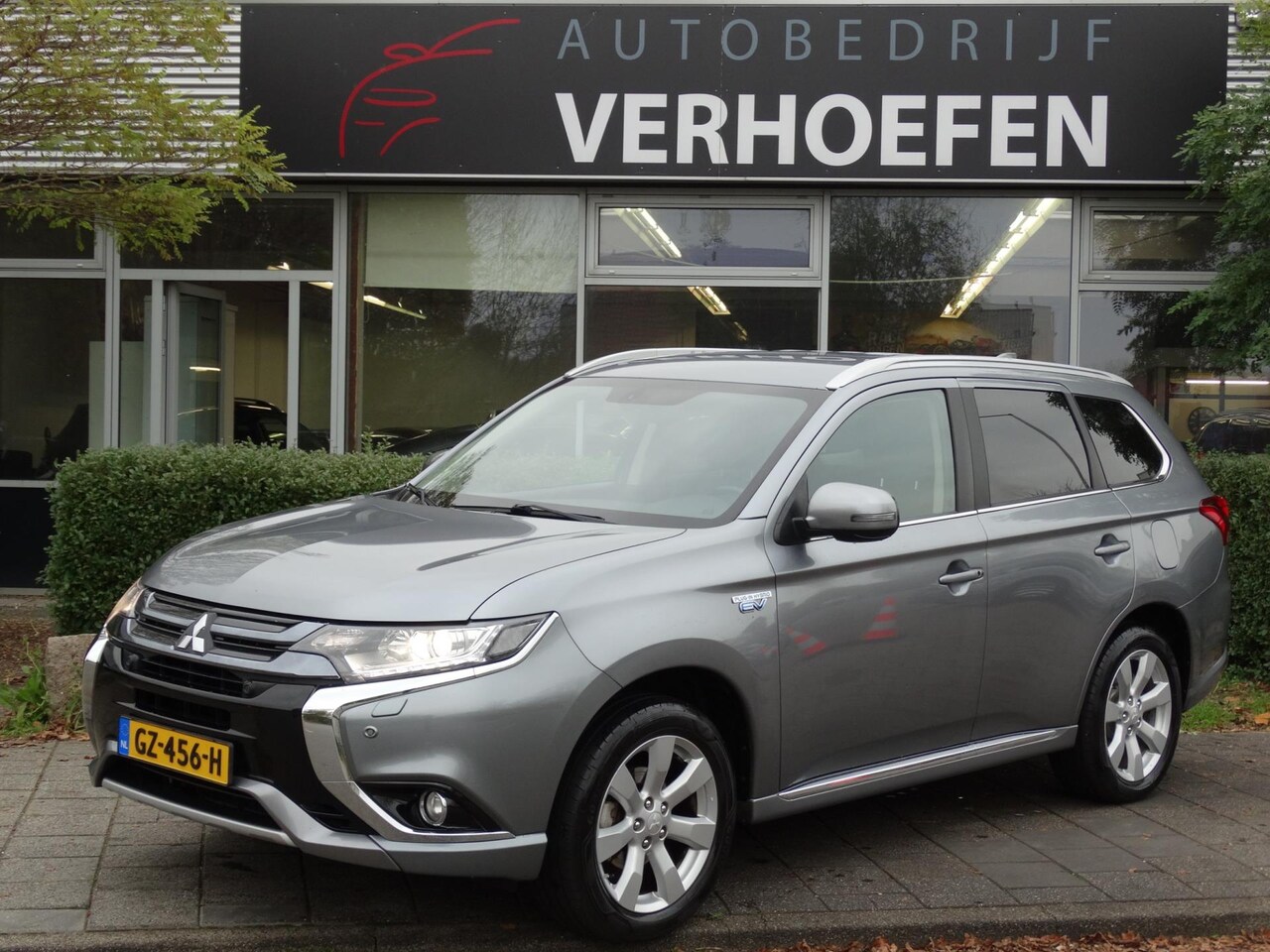 Mitsubishi Outlander - 2.0 PHEV Executive Edition - TREKHAAK - XENON - NAVIGATIE - STOELVERWARMING - NIEUWE MODEL - AutoWereld.nl