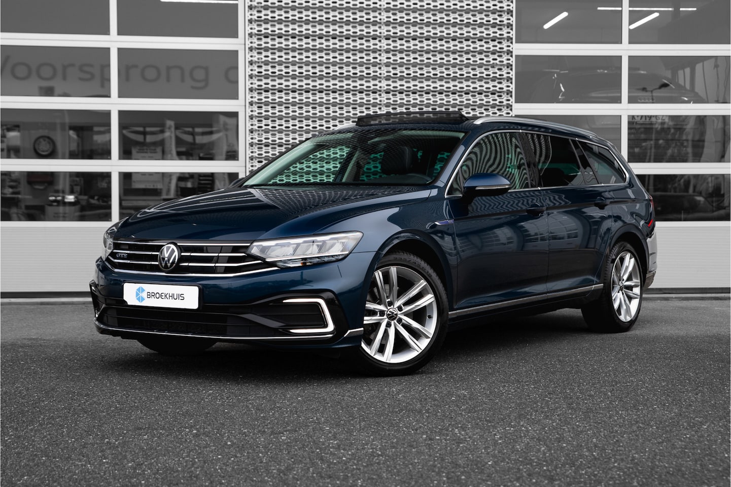 Volkswagen Passat Variant - 1.4 TSI PHEV GTE Business | Trekhaak | Automaat | Panoramadak | Alcantara Bekleding - AutoWereld.nl