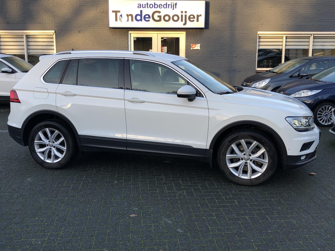 Volkswagen Tiguan - 2.0 TSi DSG 190 PK 4Motion Highline | EL. TREKHAAK | STANDKACHEL | CAMERA | - AutoWereld.nl