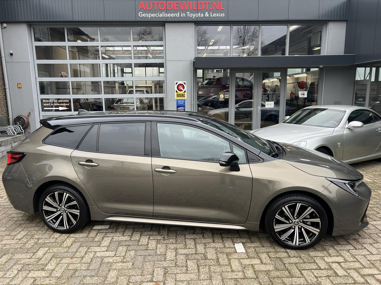 Toyota Corolla - TS 1.8 Hybrid Premium A/T + FABRIEKSGARANTIE - AutoWereld.nl