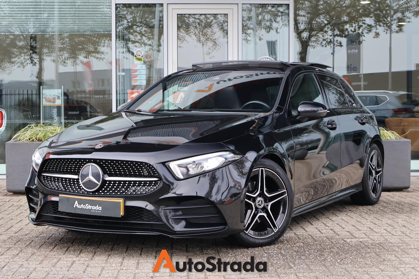 Mercedes-Benz A-klasse - 180 AMG-Line 136pk | Pano | Camera | Virtual | Night Pakket | Navi | 1e Eigenaar - AutoWereld.nl