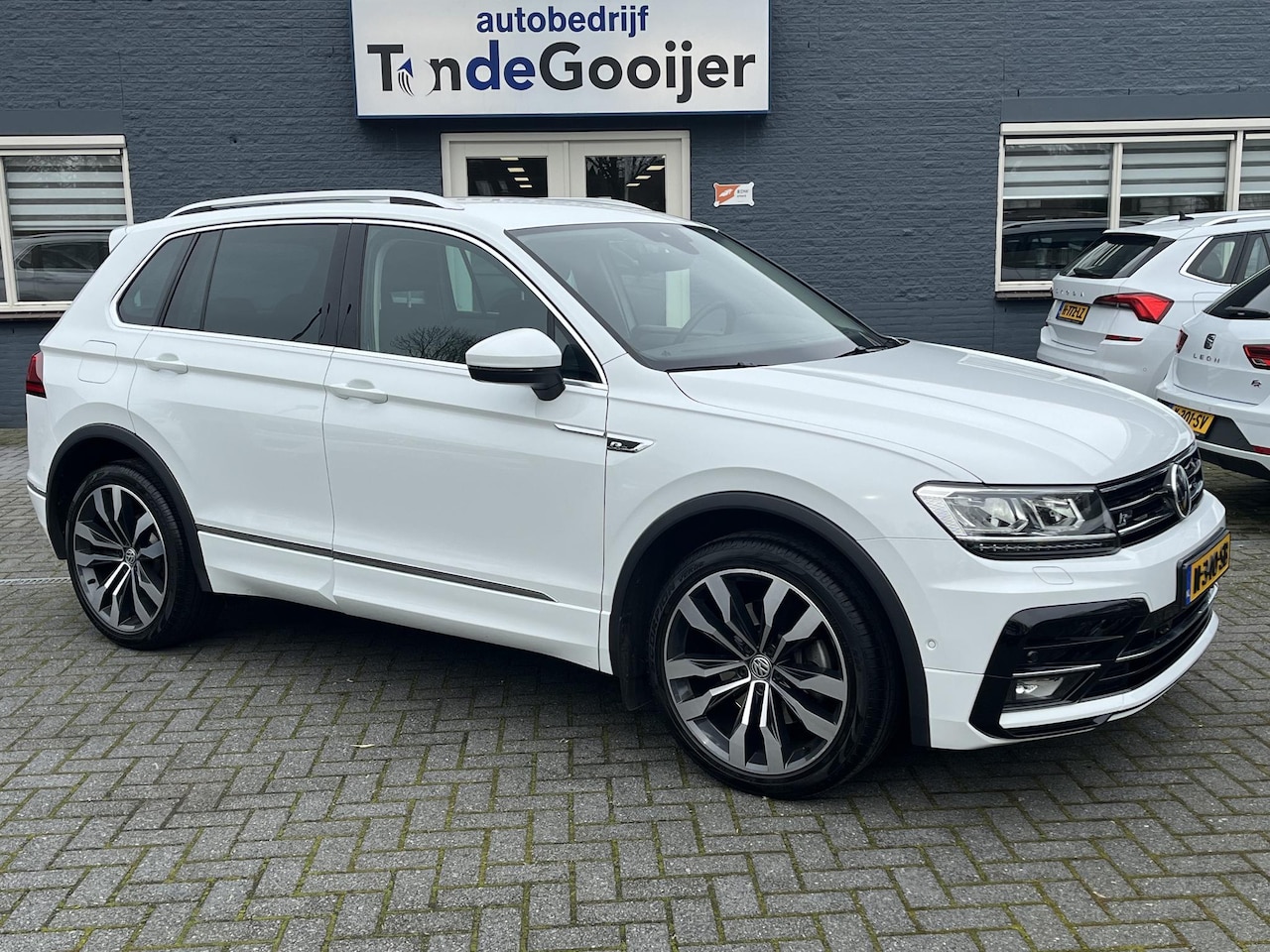 Volkswagen Tiguan - 2.0 TSi 190 PK DSG 4Motion Highline R-line | EL. TREKHAAK | STANDKACHEL | CAMERA | - AutoWereld.nl