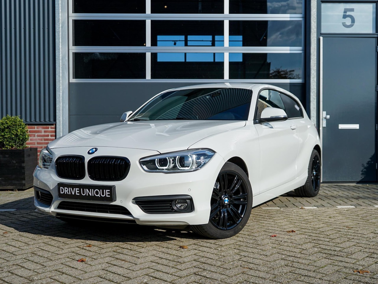 BMW 1-serie - 118i High Executive 118i High Executive, Origineel Nederlands! Navi Prof., Leder, Trekhaak, Parkeersensoren V+ - AutoWereld.nl