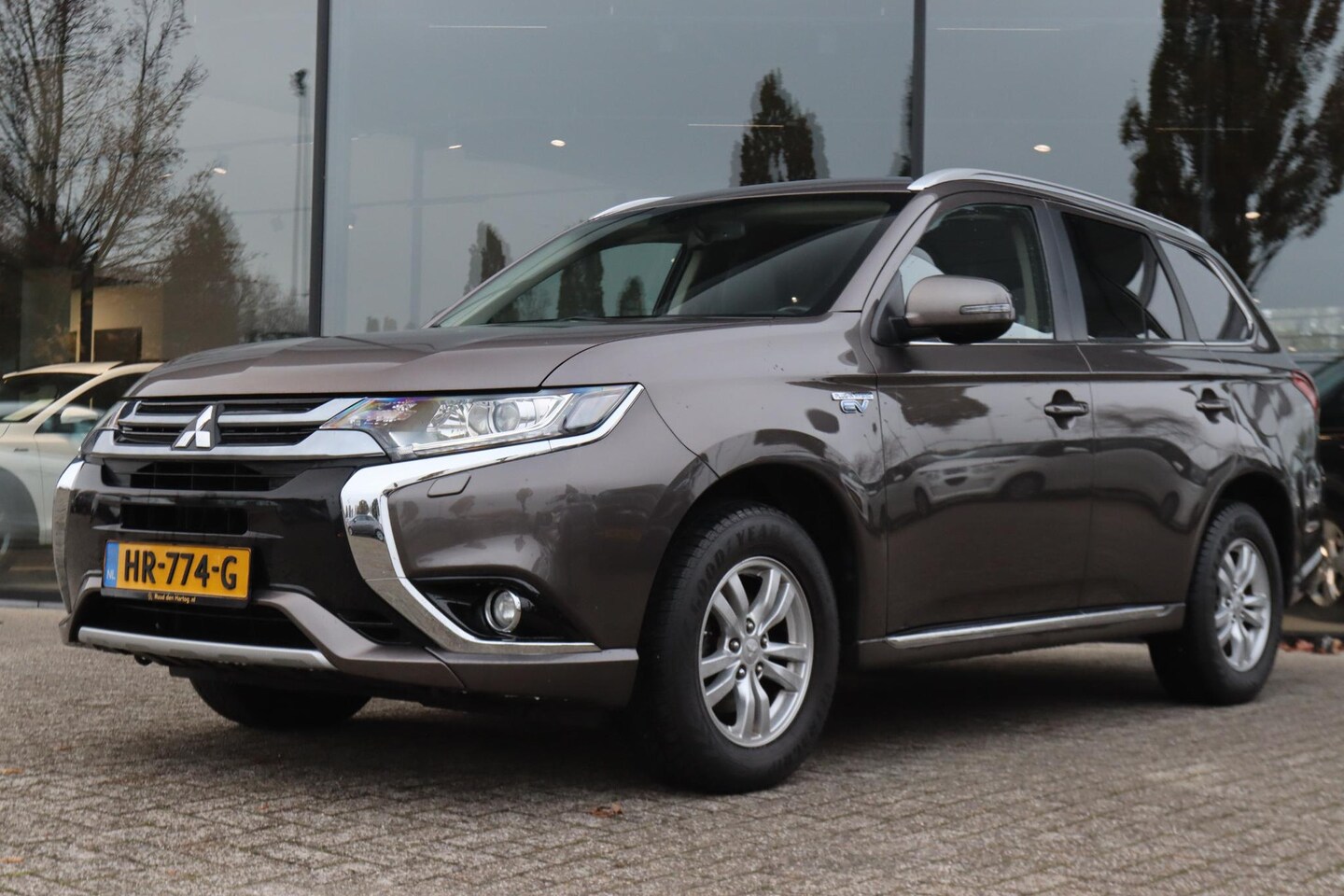 Mitsubishi Outlander - 2.0 PHEV AWD BUSINESS | TREKHAAK | DAB+ | NAVI | CAMERA - AutoWereld.nl