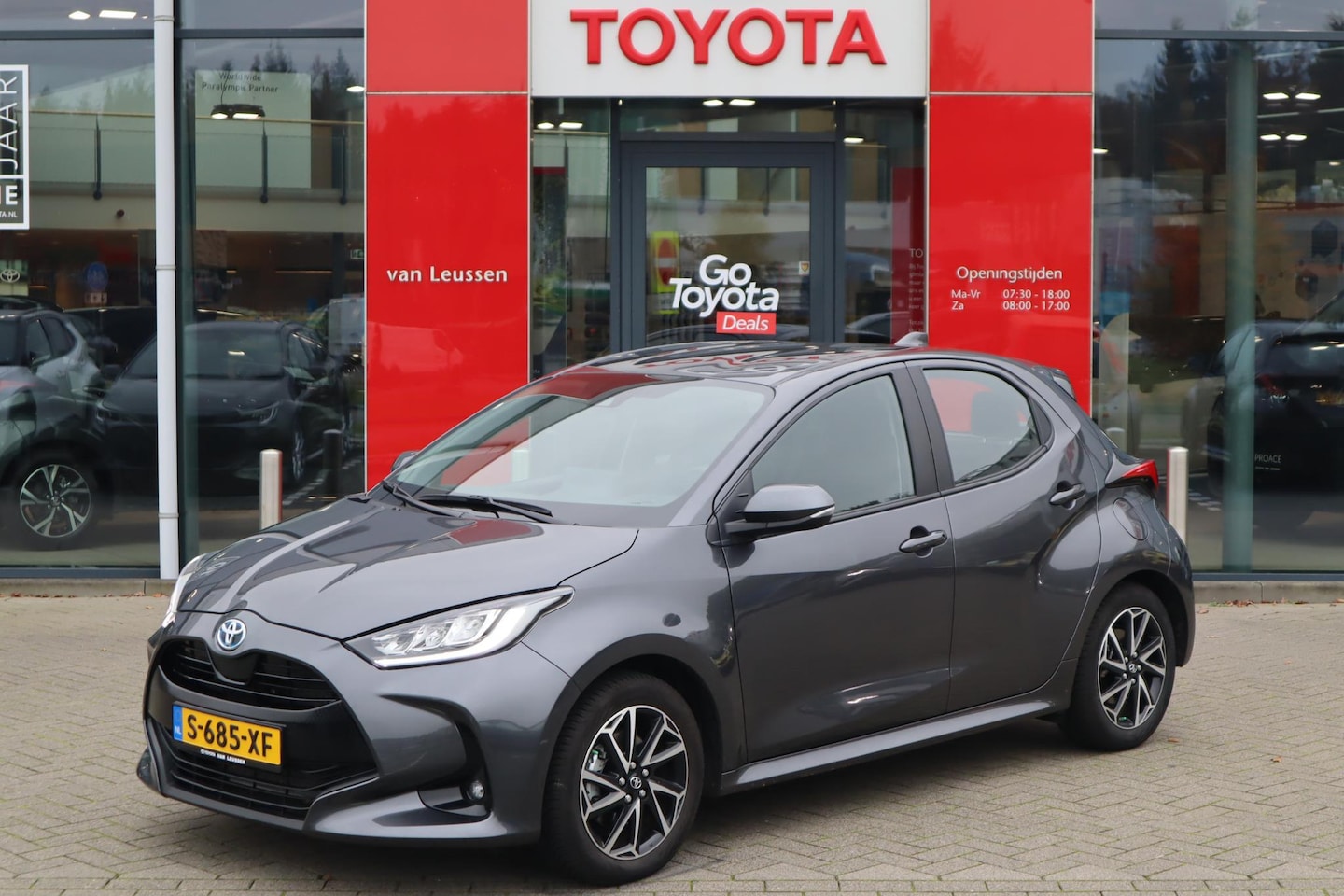 Toyota Yaris - 1.5 HYBRID DYNAMIC APPLE/ANDROID KEYLESS LM-VELGEN CAMERA LED AD-CRUISE - AutoWereld.nl