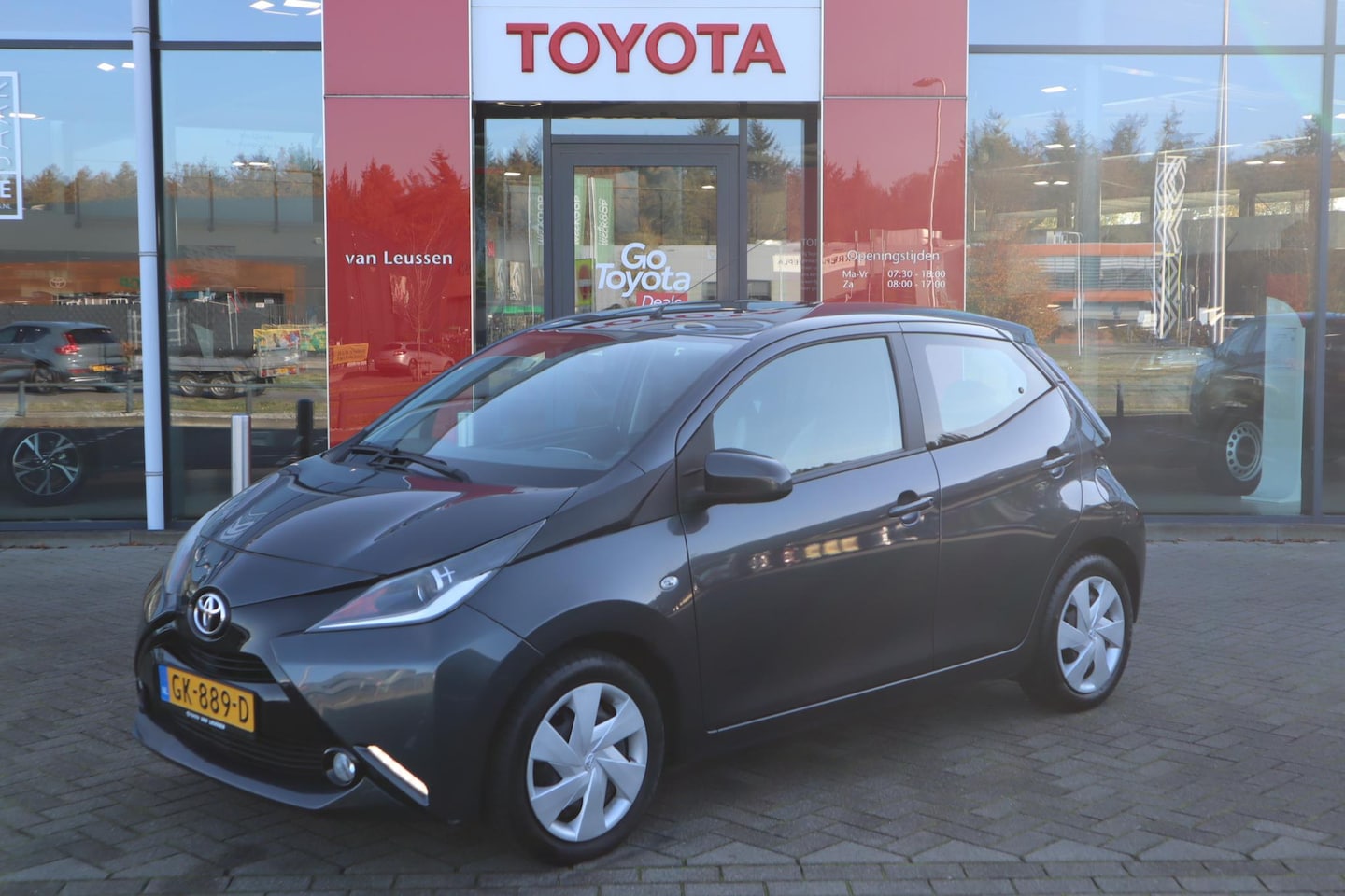 Toyota Aygo X - X-PLAY 5-DEURS AIRCO CAMERA EL-RAMEN BLUETOOTH NL-AUTO LED-DAGRIJ - AutoWereld.nl