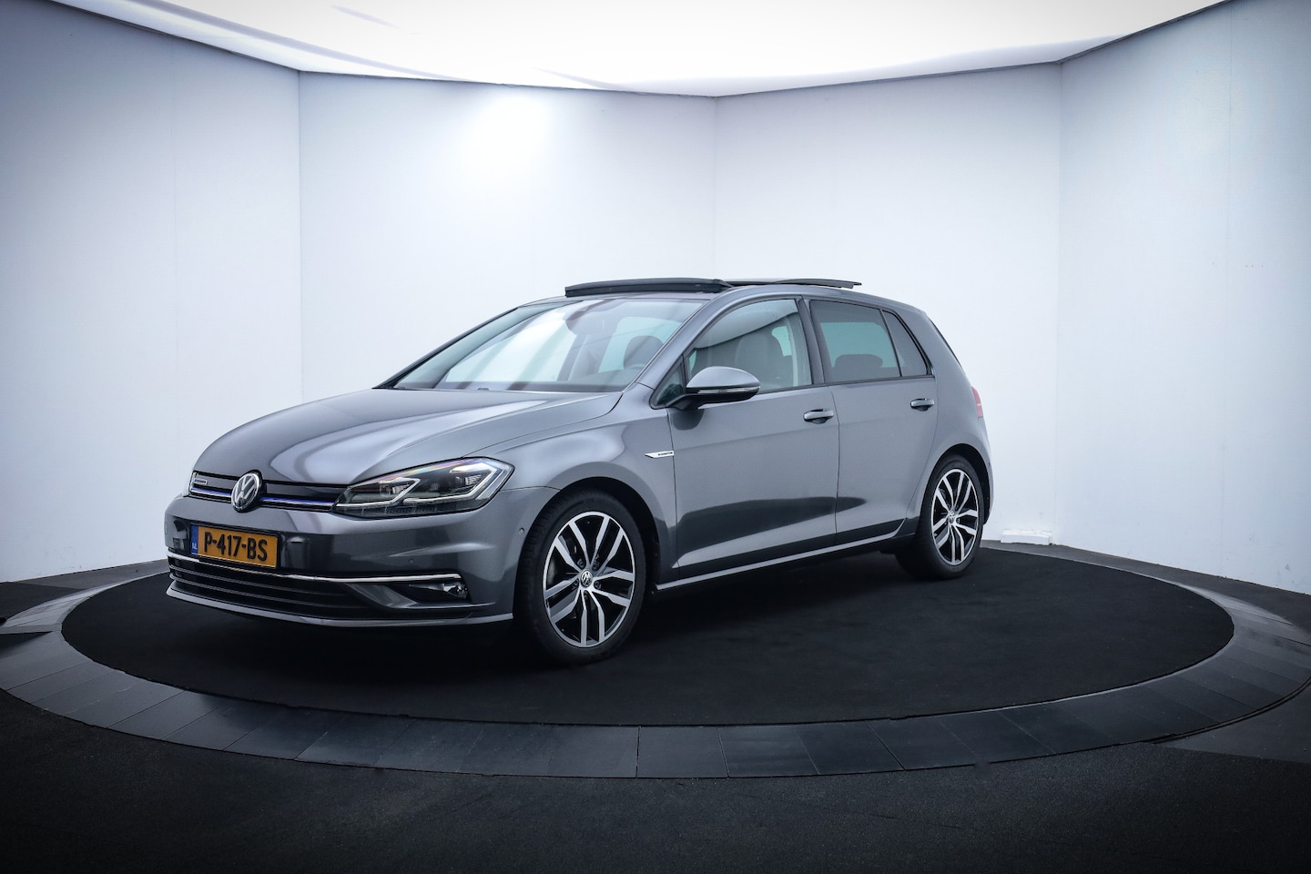 Volkswagen Golf - 1.5TSI HIGHLINE /CAMERA PANO/MEMORY/CAMERA/CARPLAY/LEDER/STUUR+STOELVERW./NAVI/ACC/DIGIDAS - AutoWereld.nl