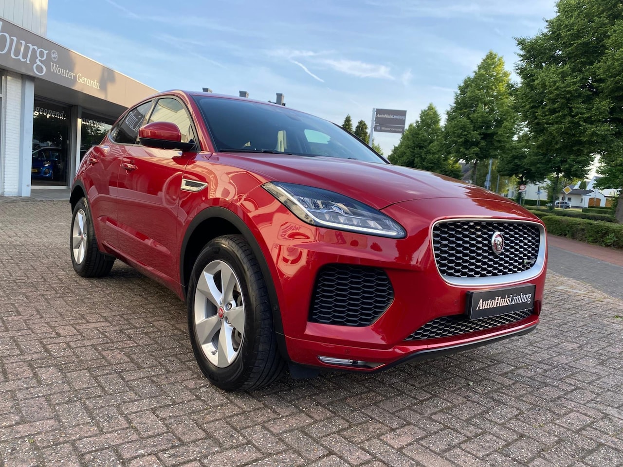 Jaguar E-Pace - 2.0 P250 AWD R-Dynamic SE|Firenze Red|1e eigenaar|249 pk|Camera|Leer - AutoWereld.nl