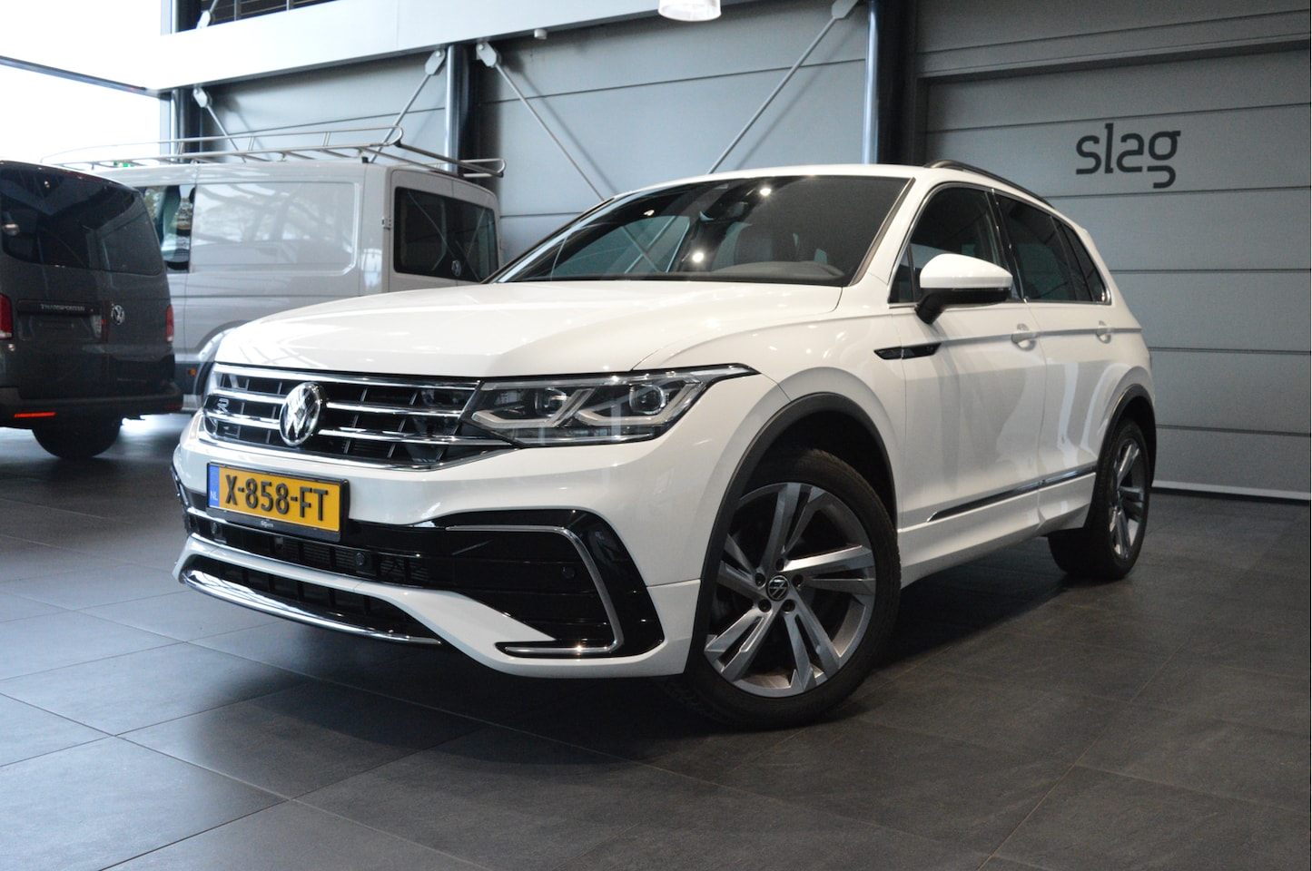 Volkswagen Tiguan - 1.5 TSI 2X R-LINE navi clima cruise camera pdc 19 inch 150 pk !! - AutoWereld.nl