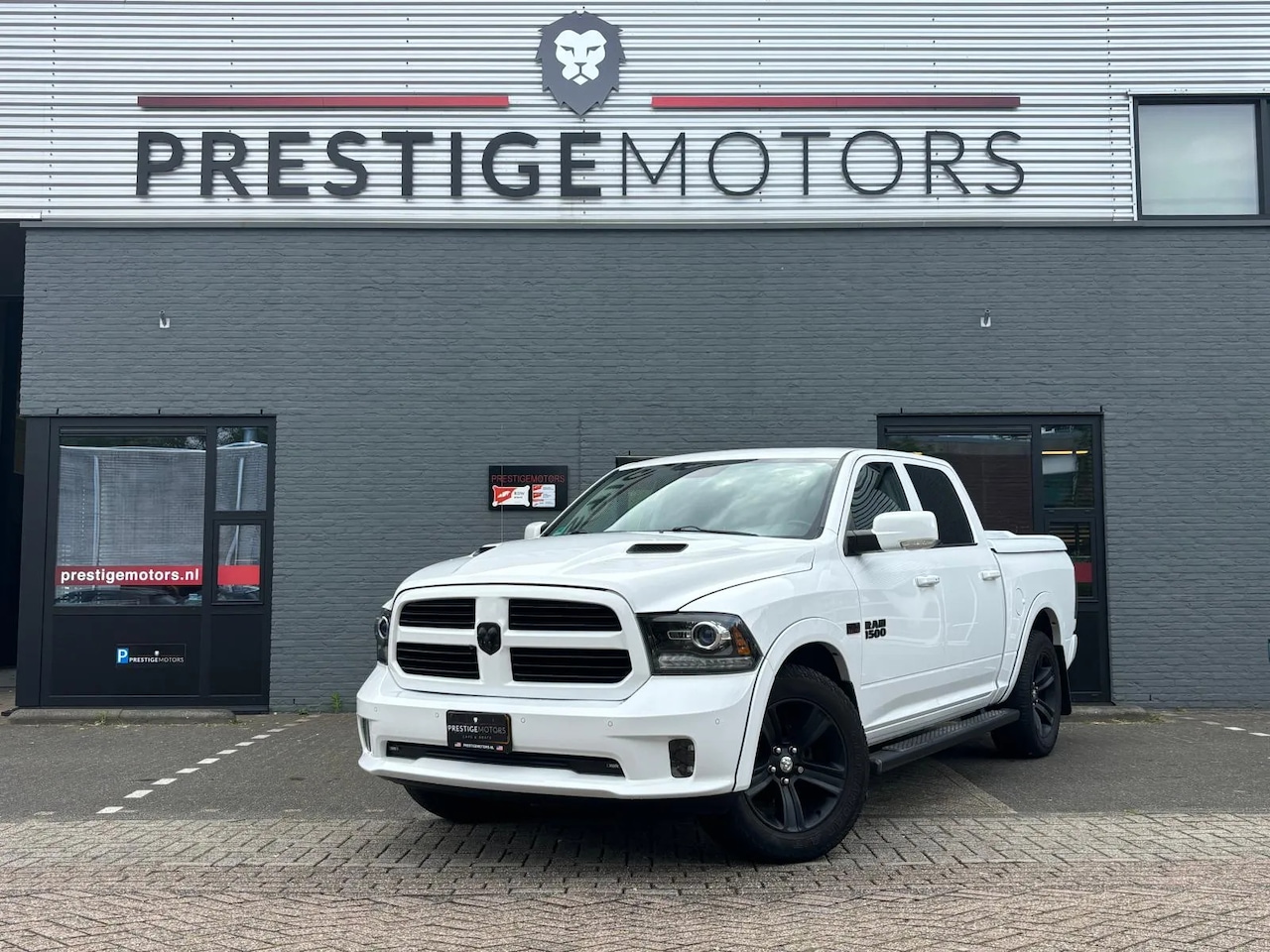 Dodge Ram 1500 - Laramie 5.7L 401pk Lpg-G3 Luchtvering Black ed. - AutoWereld.nl