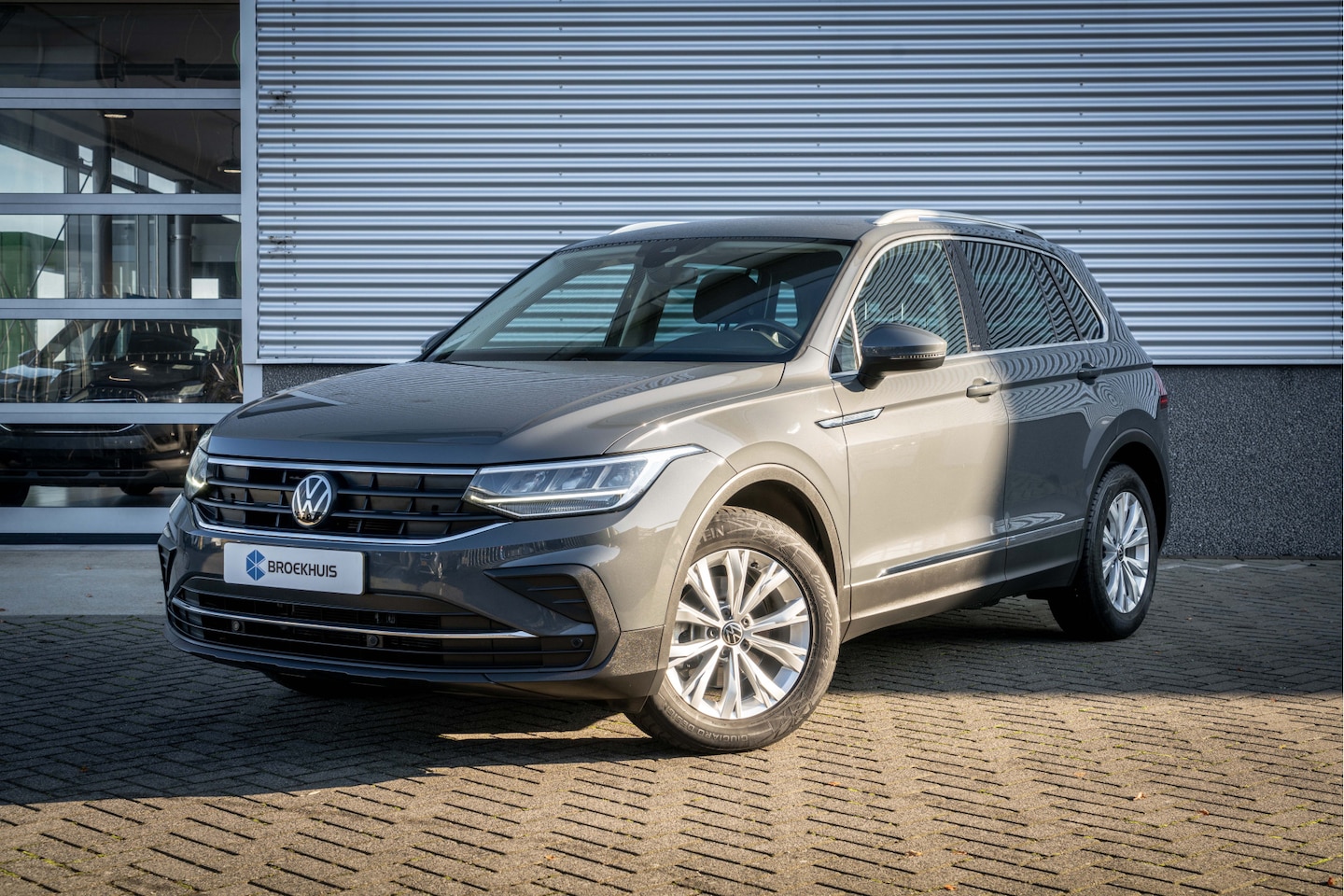 Volkswagen Tiguan - Life Business 1.5TSI 130 pk SUV | Camera| Winterpakket | Trekhaak| Nederlandse auto| - AutoWereld.nl