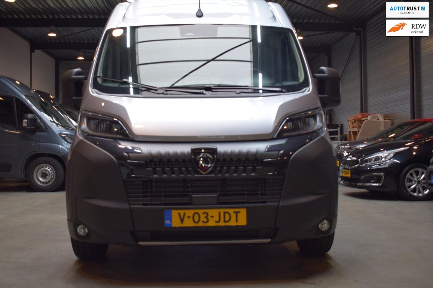 Peugeot Boxer - 2.2 BlueHDi 180 EAT8 L3H2 3.5t Zwaar virtual cockpit/trekhaak - AutoWereld.nl