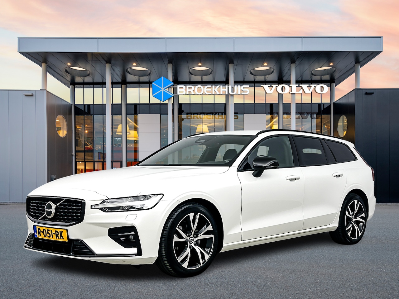 Volvo V60 - B4 Plus Dark | Nieuw model | Pilot assist | Camera | Keyless | Google | Privacy-glass | Tr - AutoWereld.nl