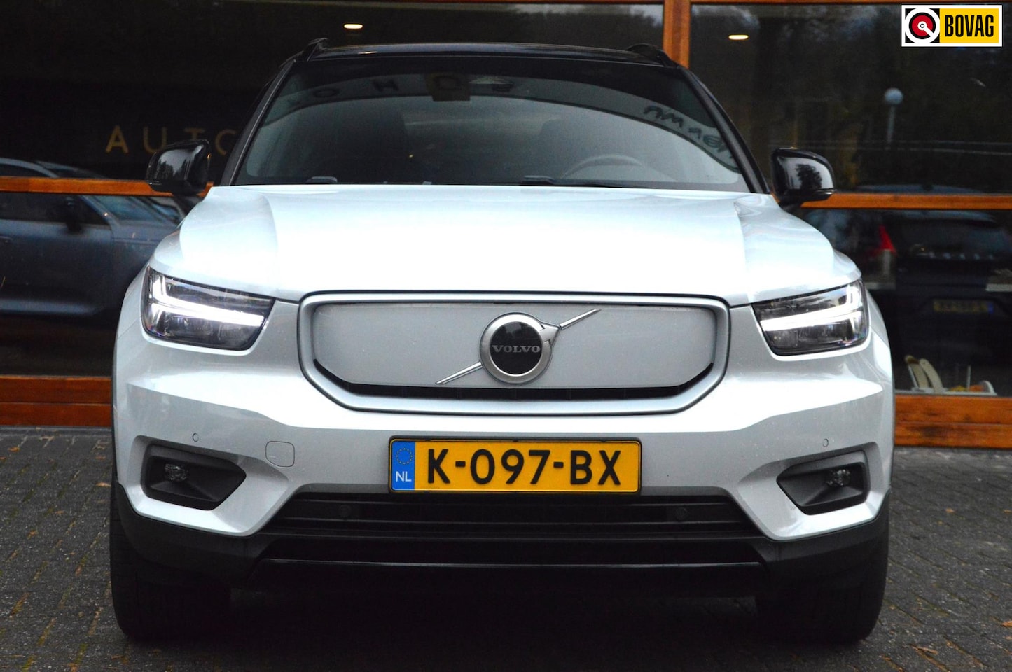 Volvo XC40 - P8 AWD R-Design | Pilot-assist | BLIS | Camera | Warmtepomp | Stuurverwarming | Wegenbelas - AutoWereld.nl