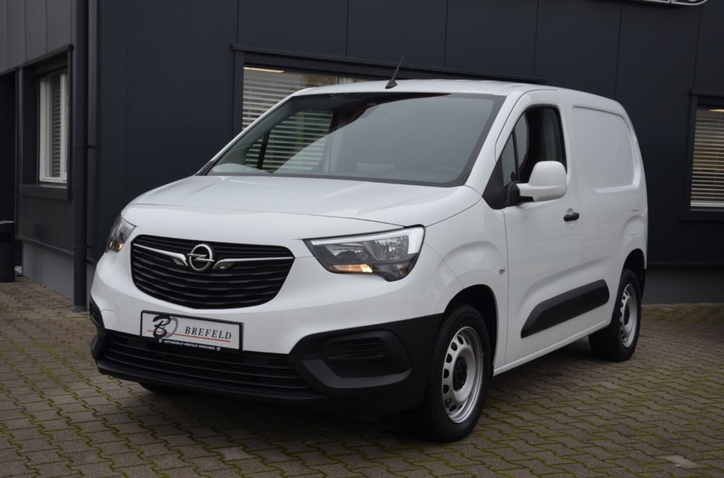 Opel Combo - 1.2T L1H1 EDITION  Airco. Benzine . - AutoWereld.nl