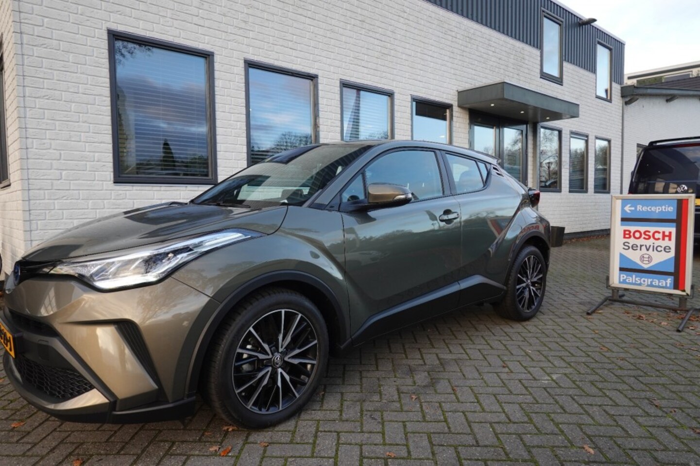 Toyota C-HR - 1.8 HYBRID DYNAMIC NAVI All seasons - AutoWereld.nl